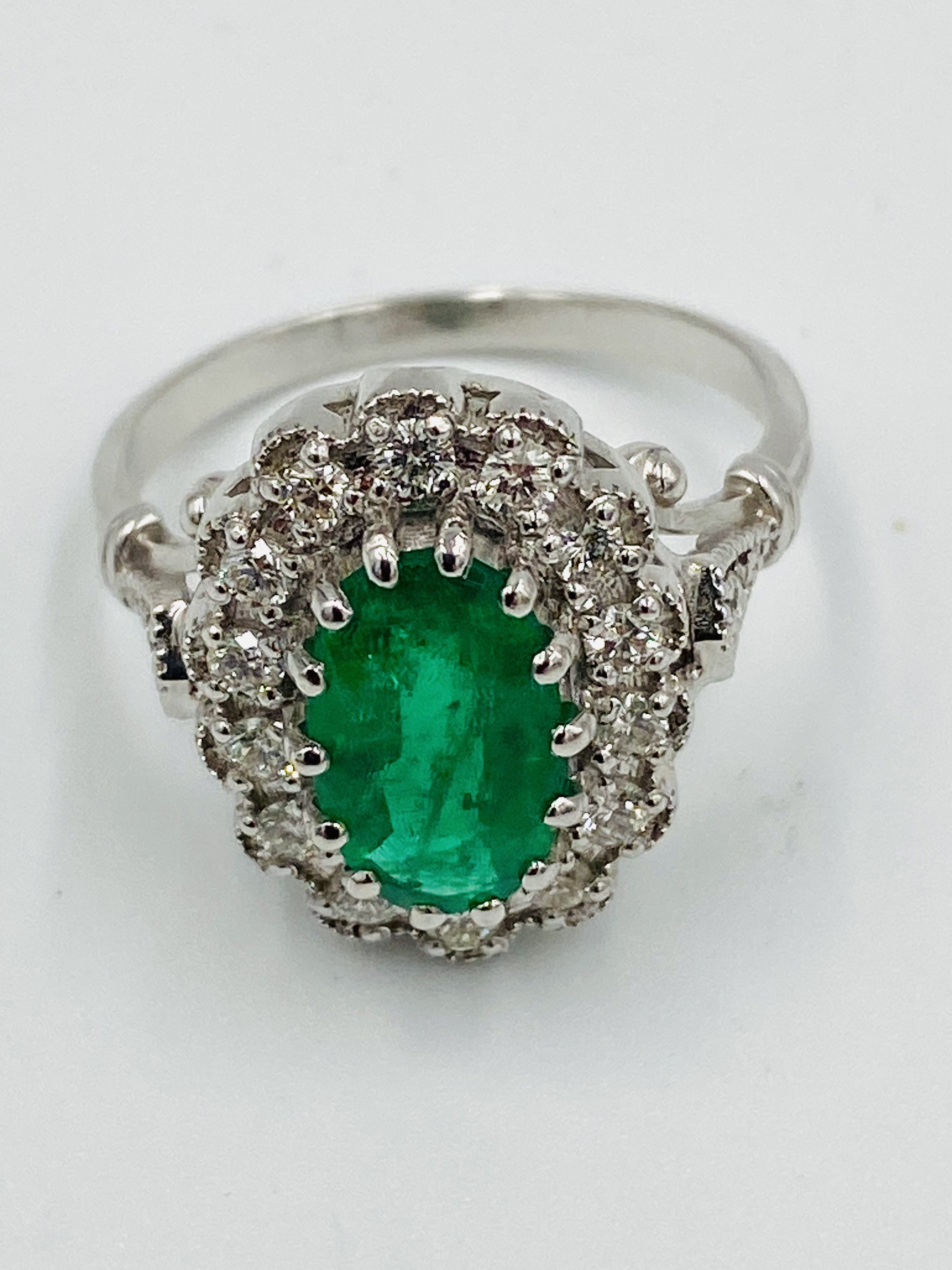 White gold, emerald and diamond ring - Image 5 of 5