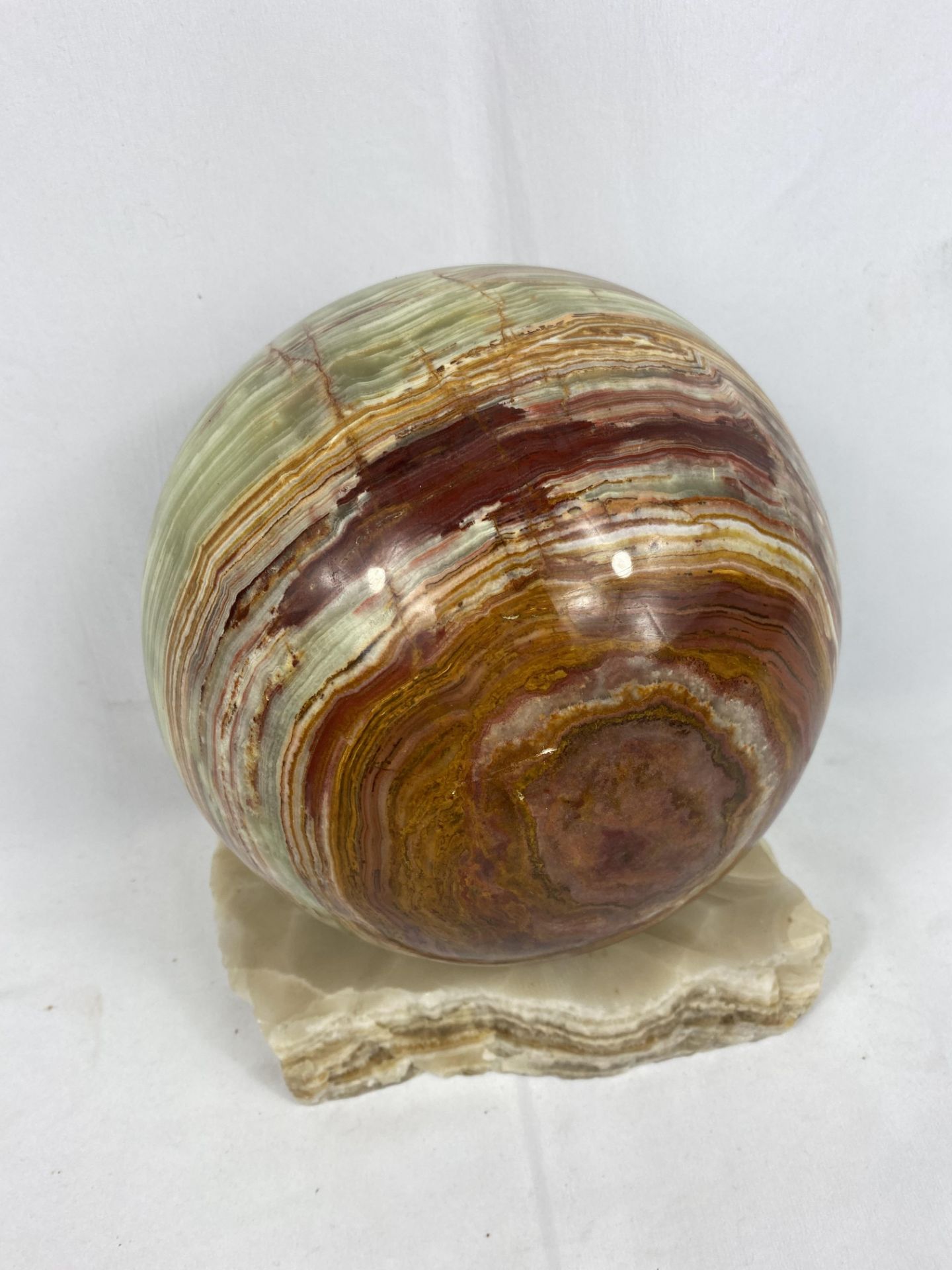 An onyx ball on marble base together with two smaller balls - Image 2 of 5