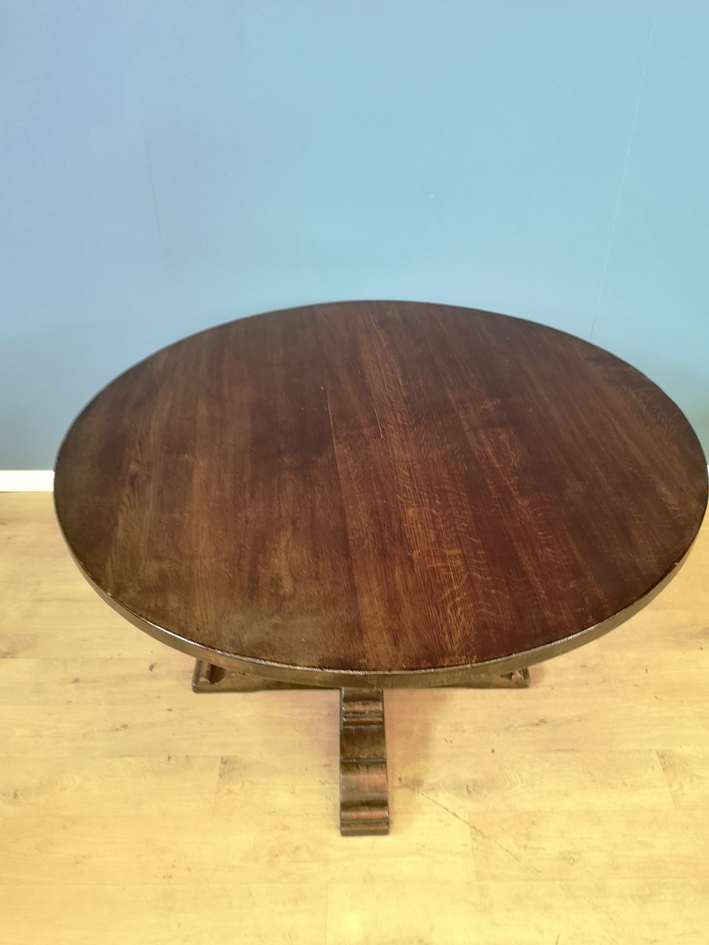 Circular oak breakfast table - Image 3 of 4