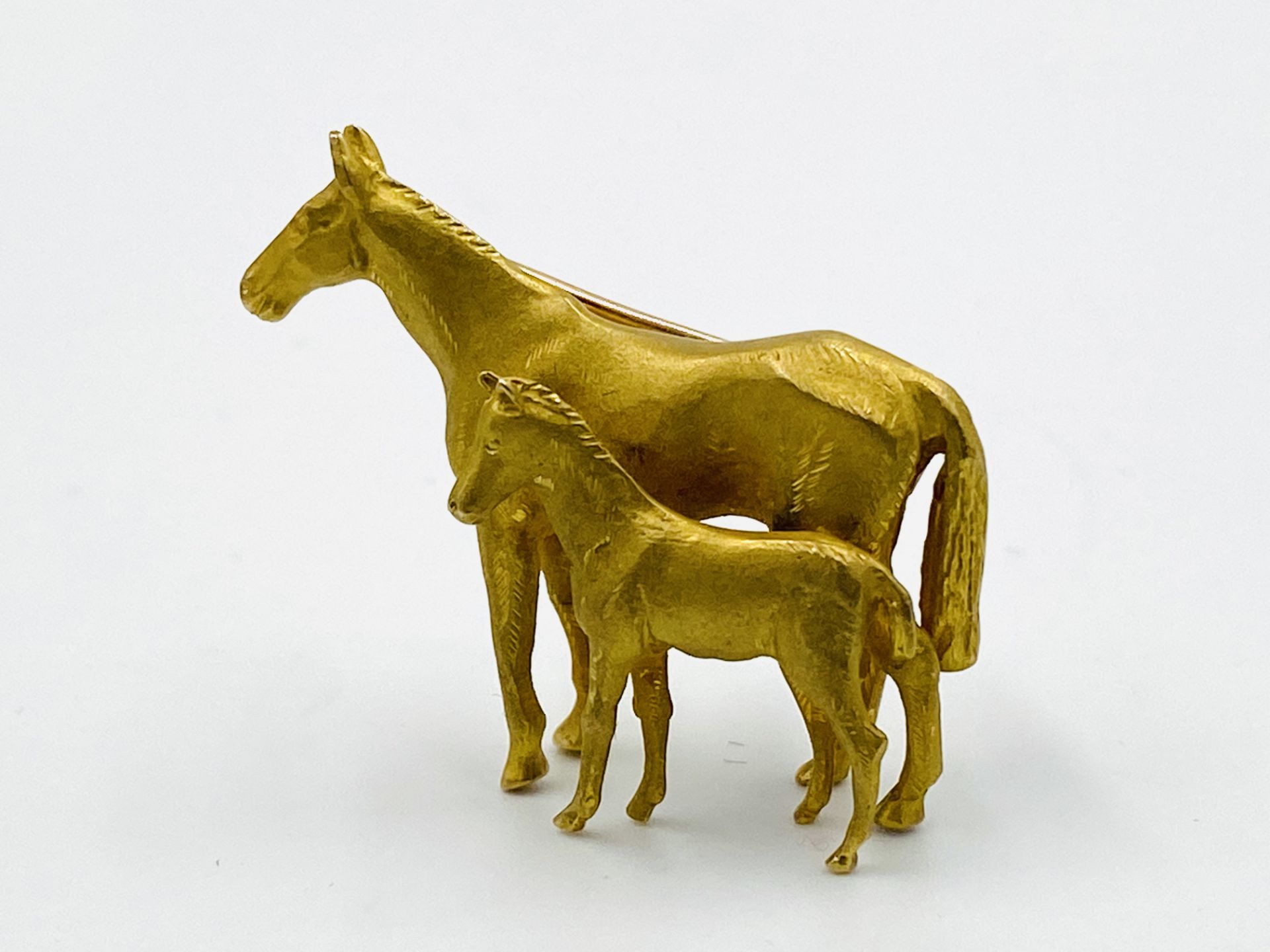 9ct gold mare and foal brooch - Image 2 of 3