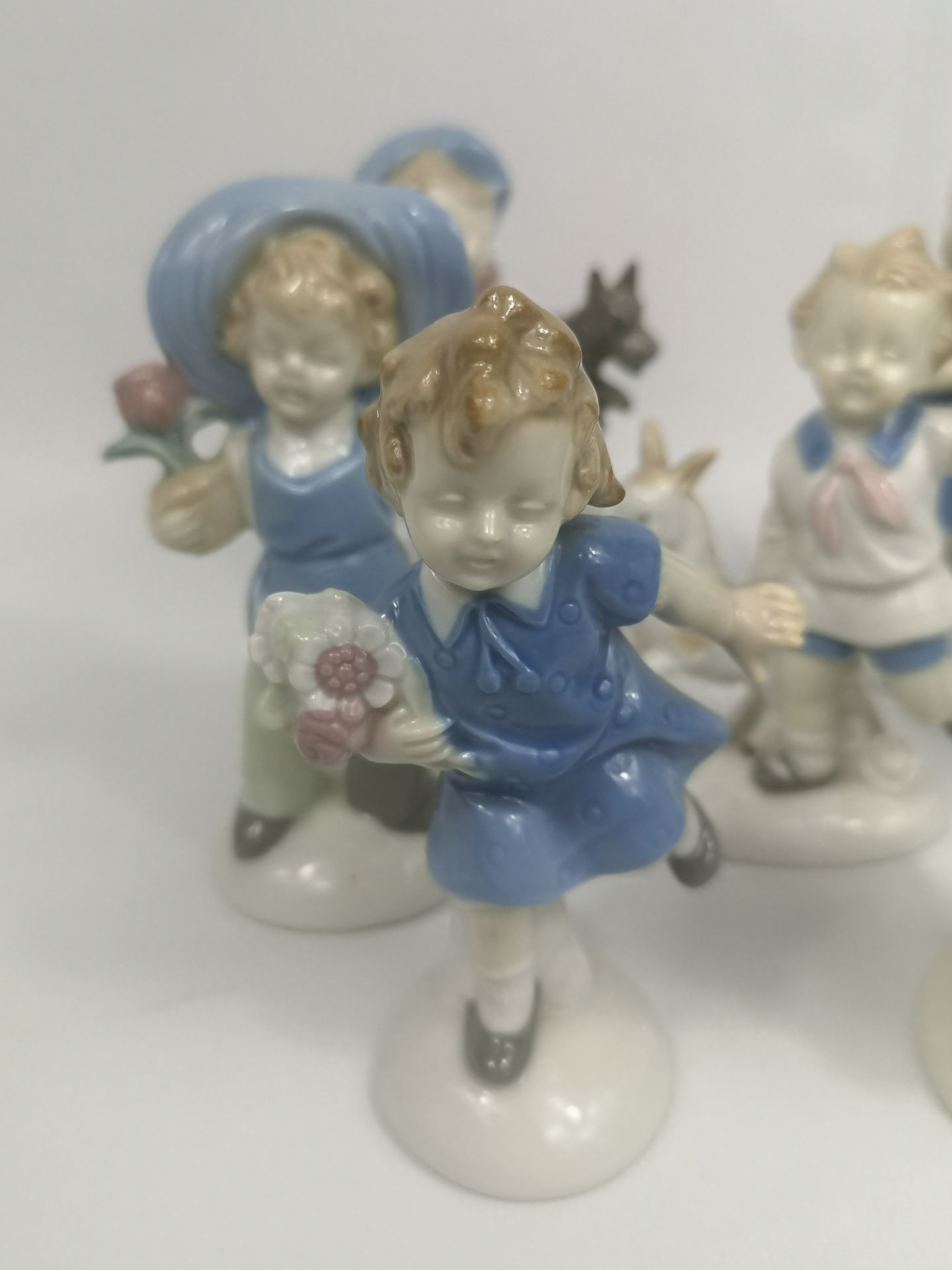 Seven Continental porcelain figurines - Image 5 of 5