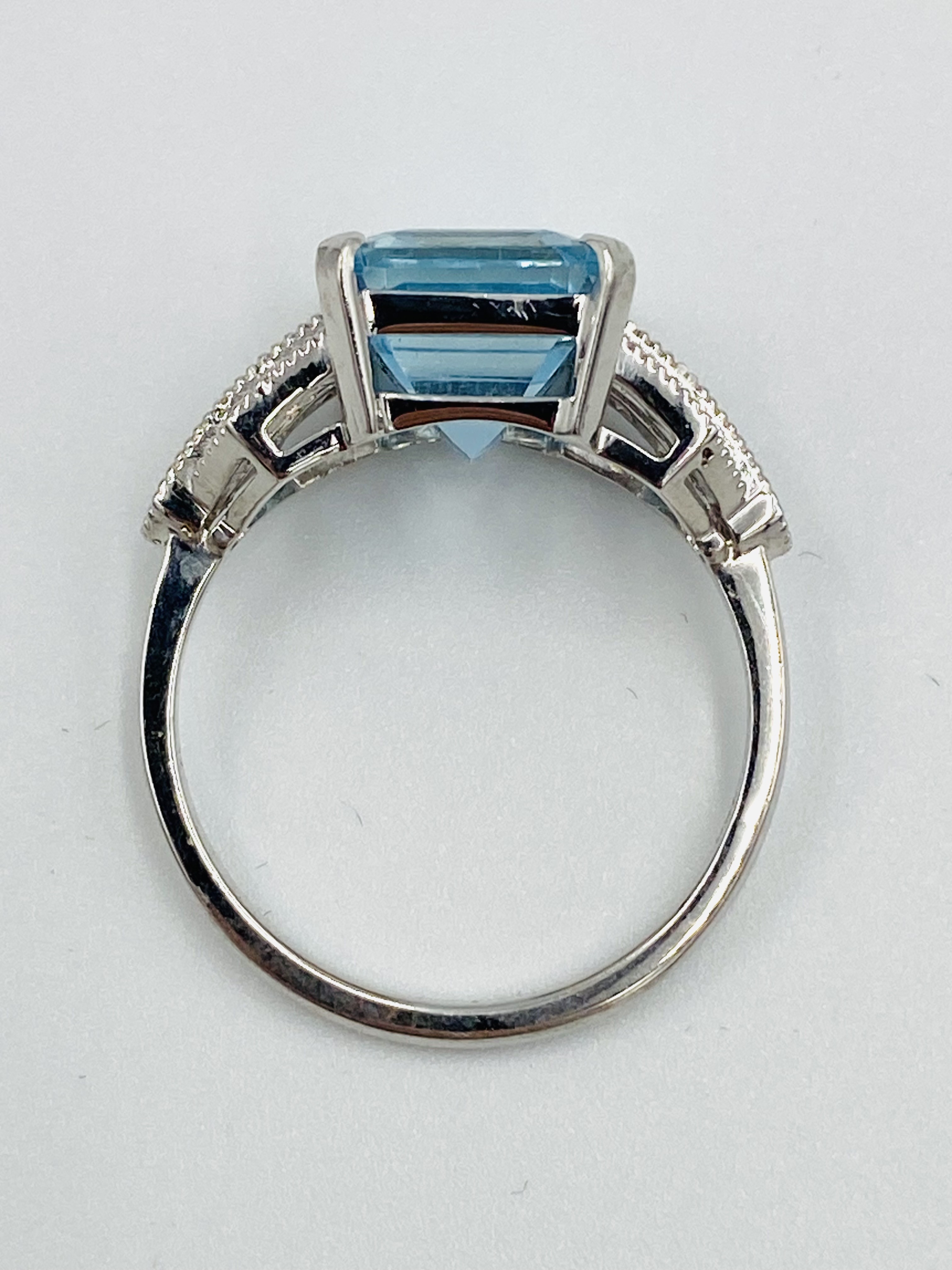 18ct white gold, aquamarine and diamond ring - Image 3 of 5