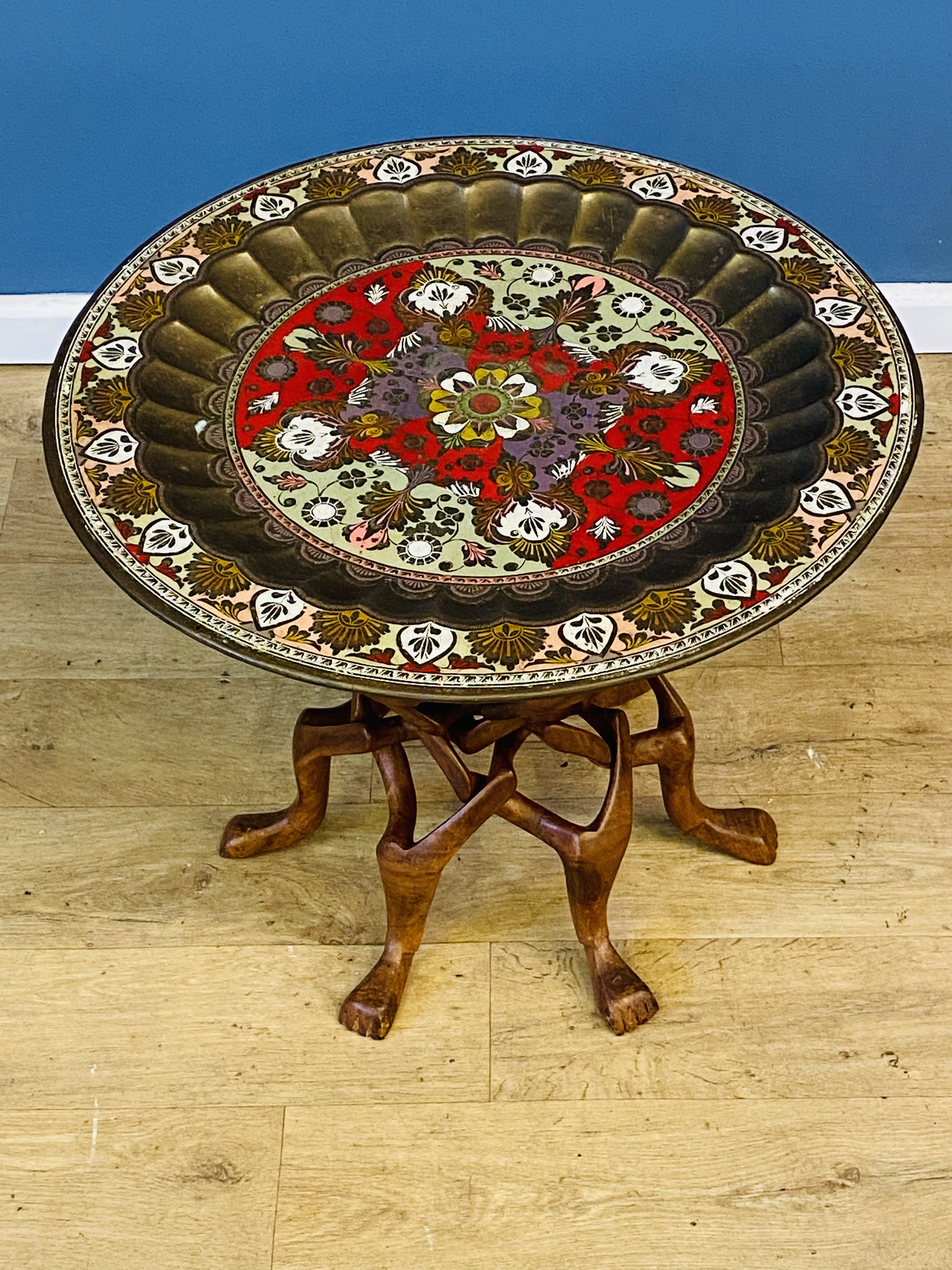 Painted brass tray on carved wood stand - Image 2 of 4