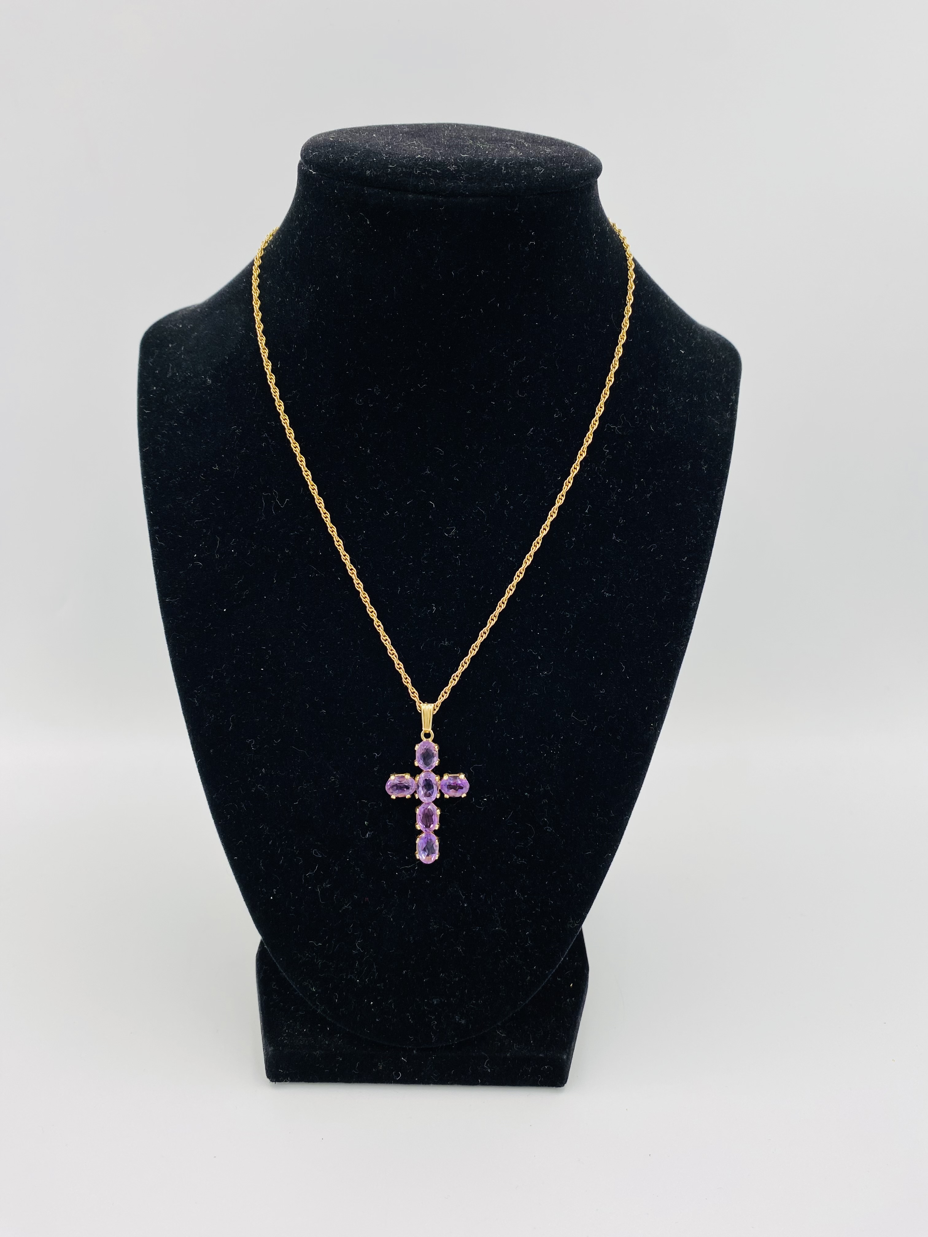 9ct gold cross set with amethysts, on a 9ct gold rope chain - Image 5 of 5