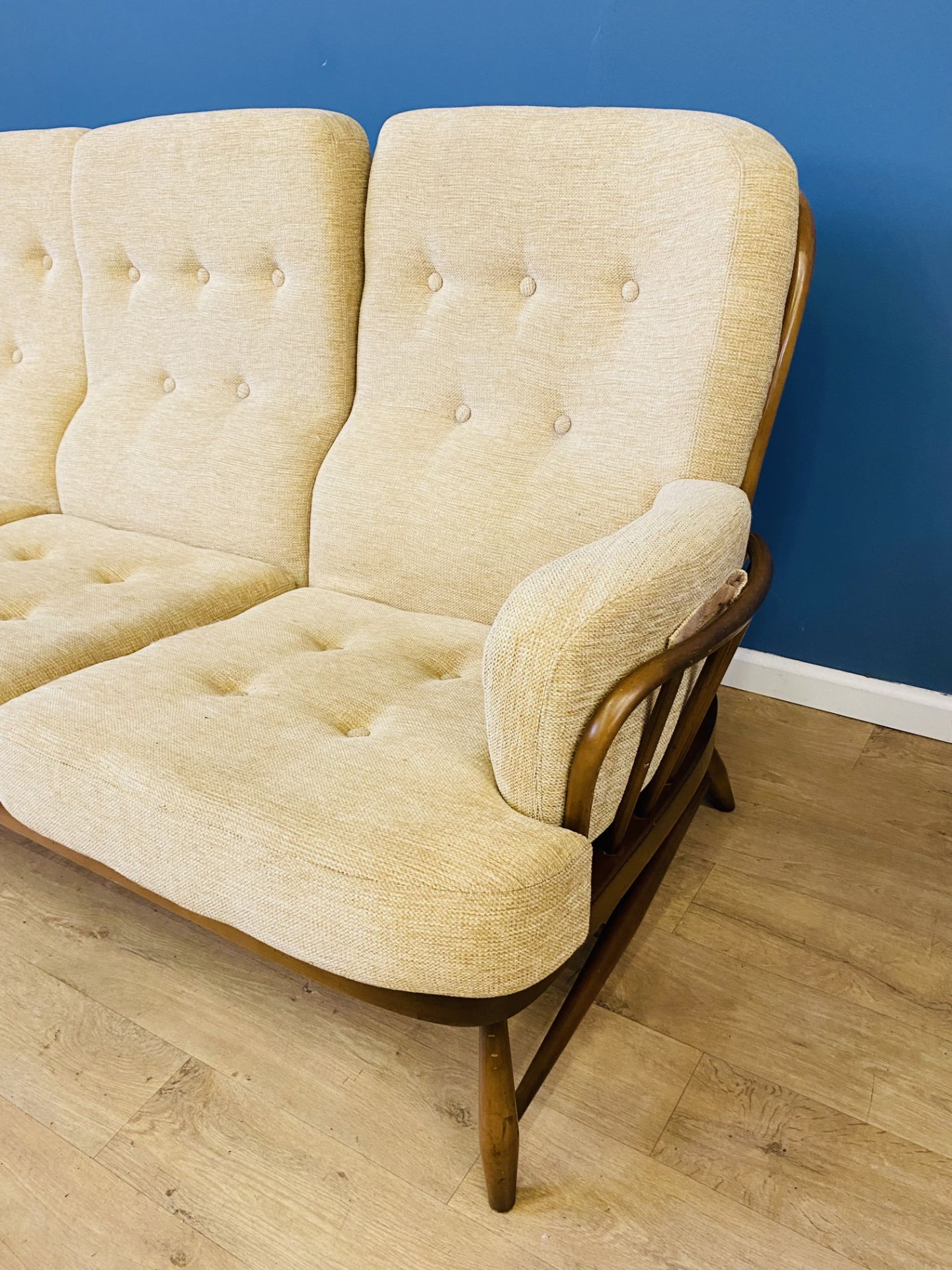Ercol spindle back settee - Image 4 of 5