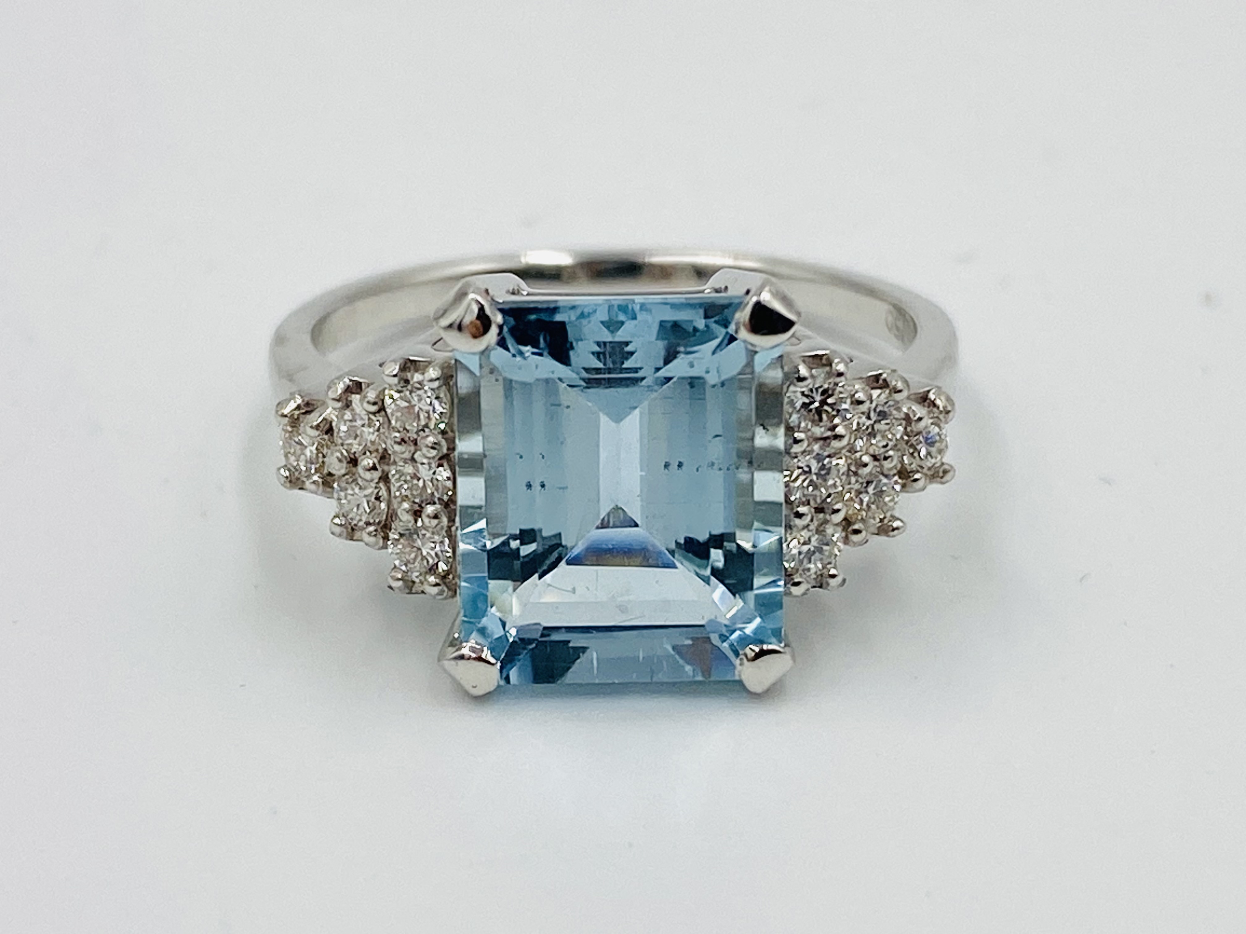 18ct white gold and aquamarine ring