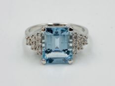 18ct white gold and aquamarine ring