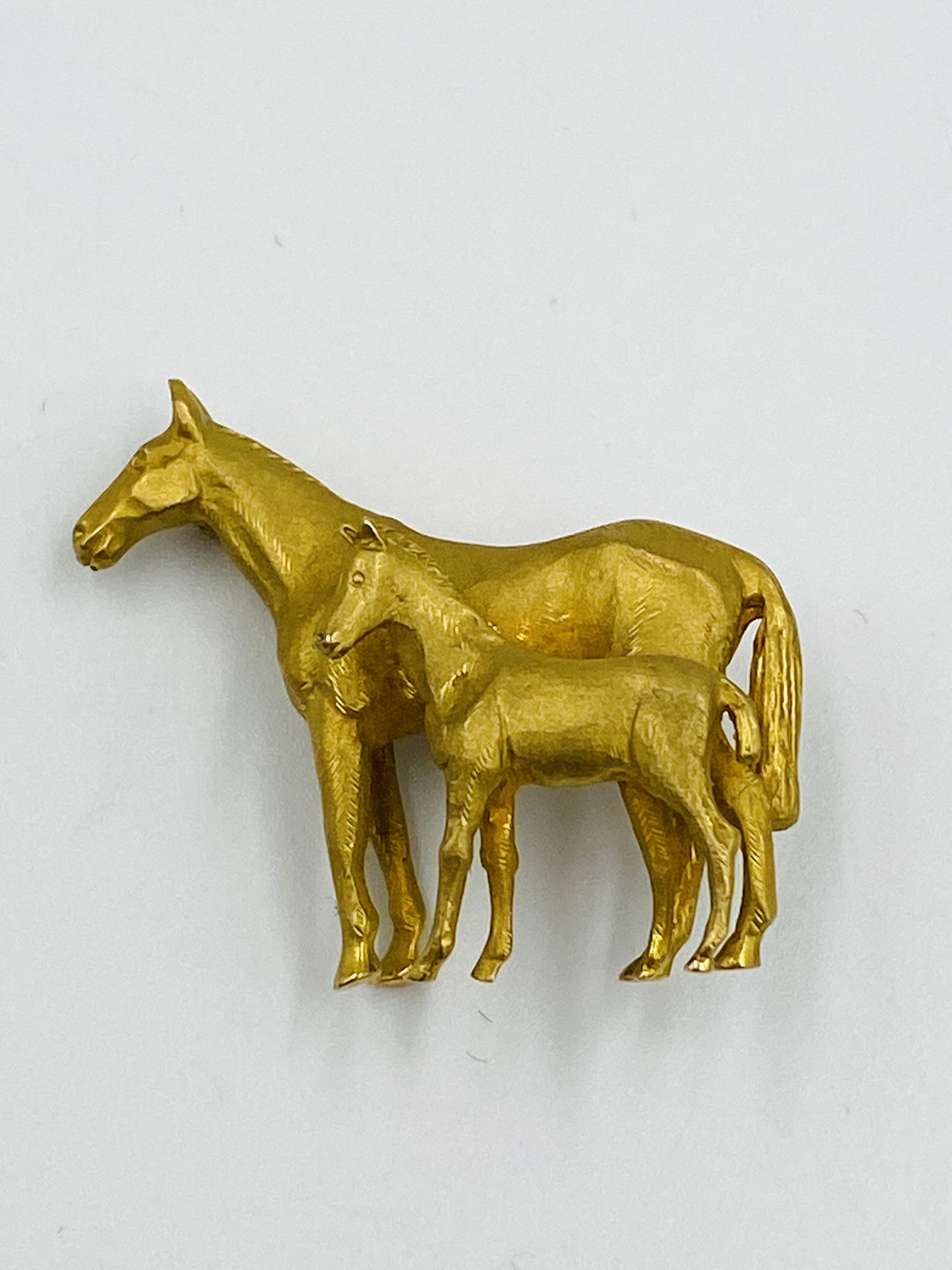 9ct gold mare and foal brooch