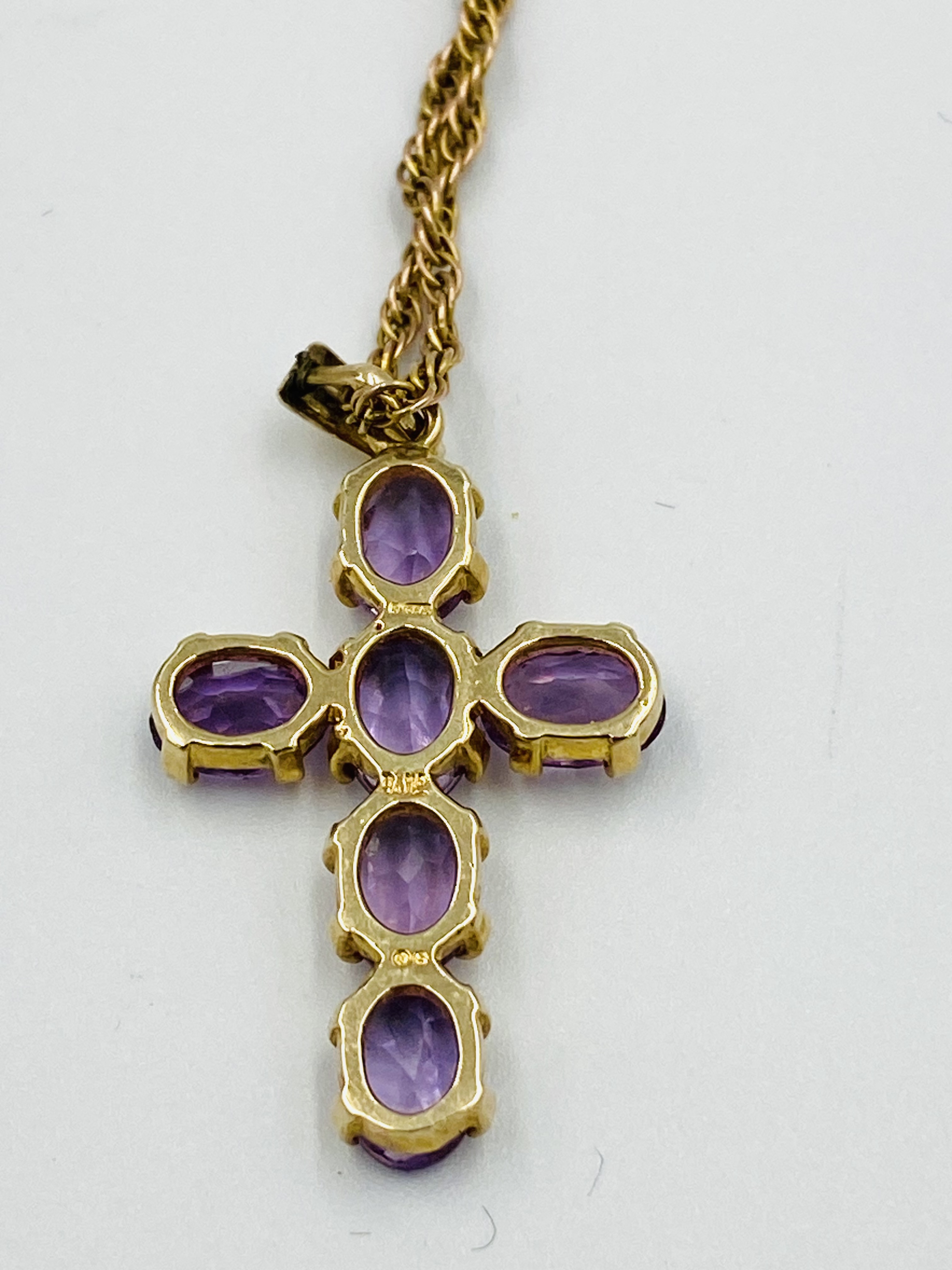 9ct gold cross set with amethysts, on a 9ct gold rope chain - Image 4 of 5