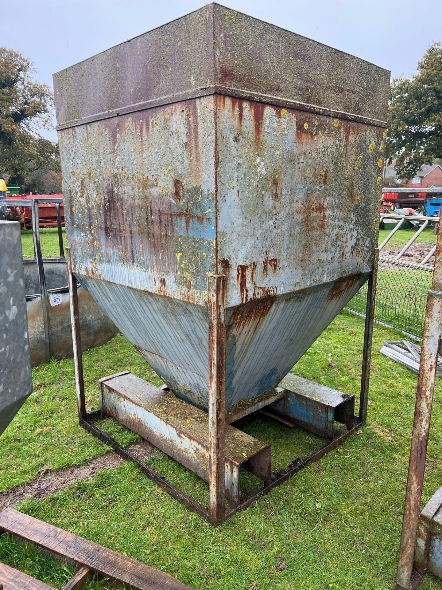 Forklift mounted feed hopper