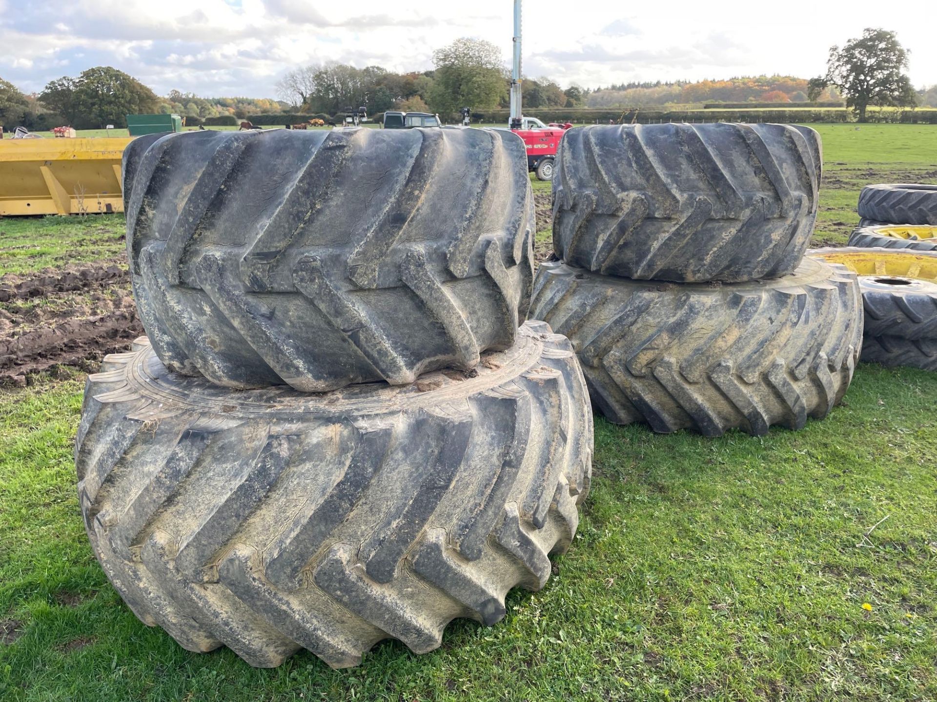 Set of rear wheels and tyres - Image 2 of 4