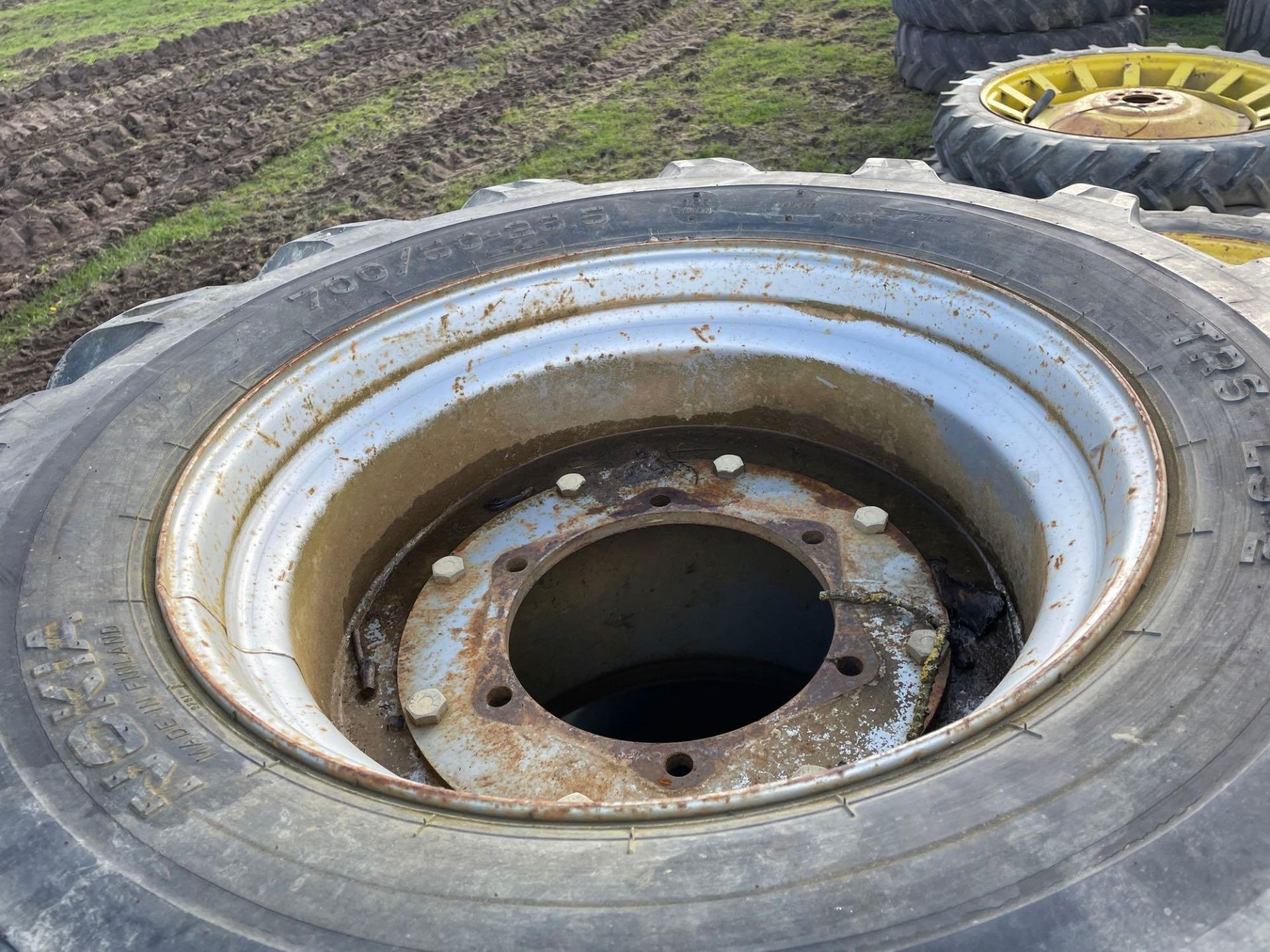 Set of rear wheels and tyres - Image 4 of 4