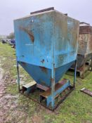 Forklift mounted feed hopper