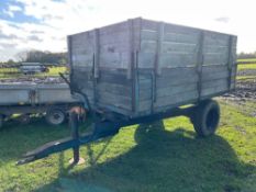 Single axle tipping trailer