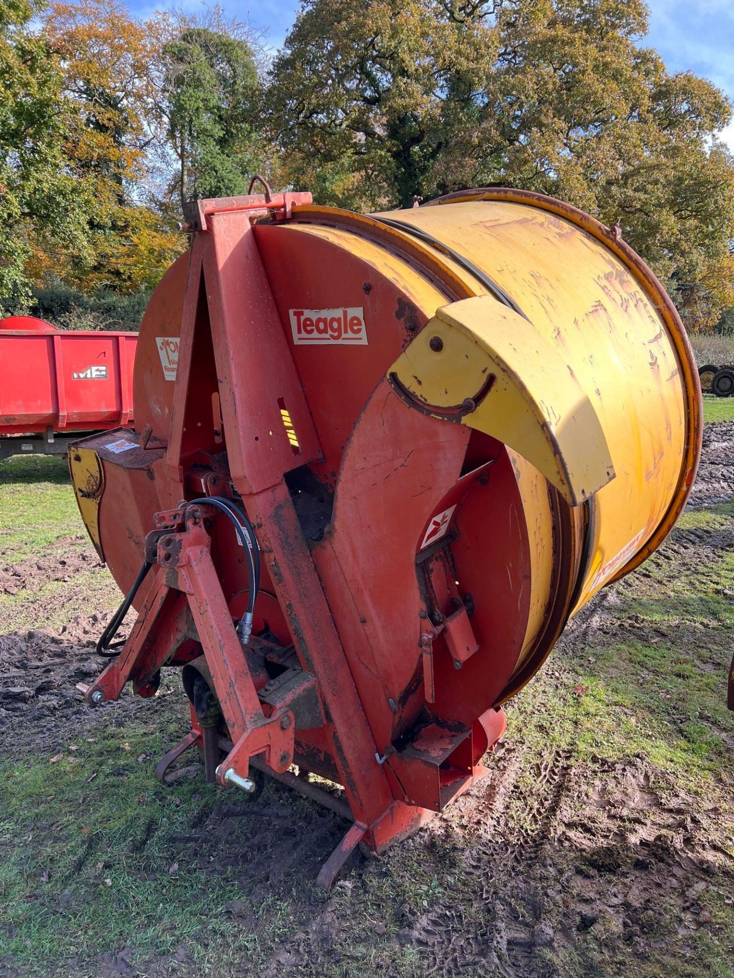 Teagle Tomahawk 5050 round bale shredder