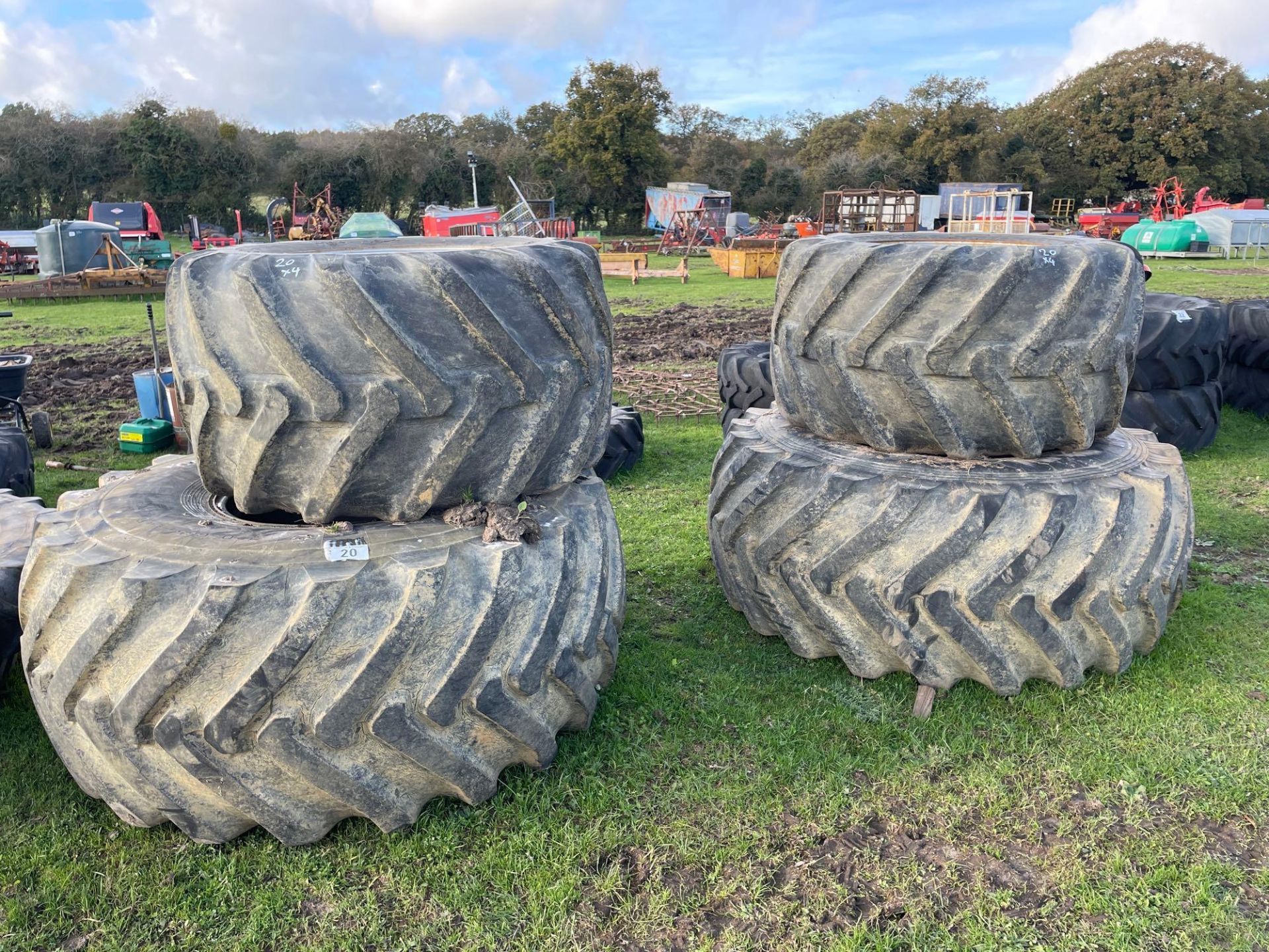 Set of rear wheels and tyres