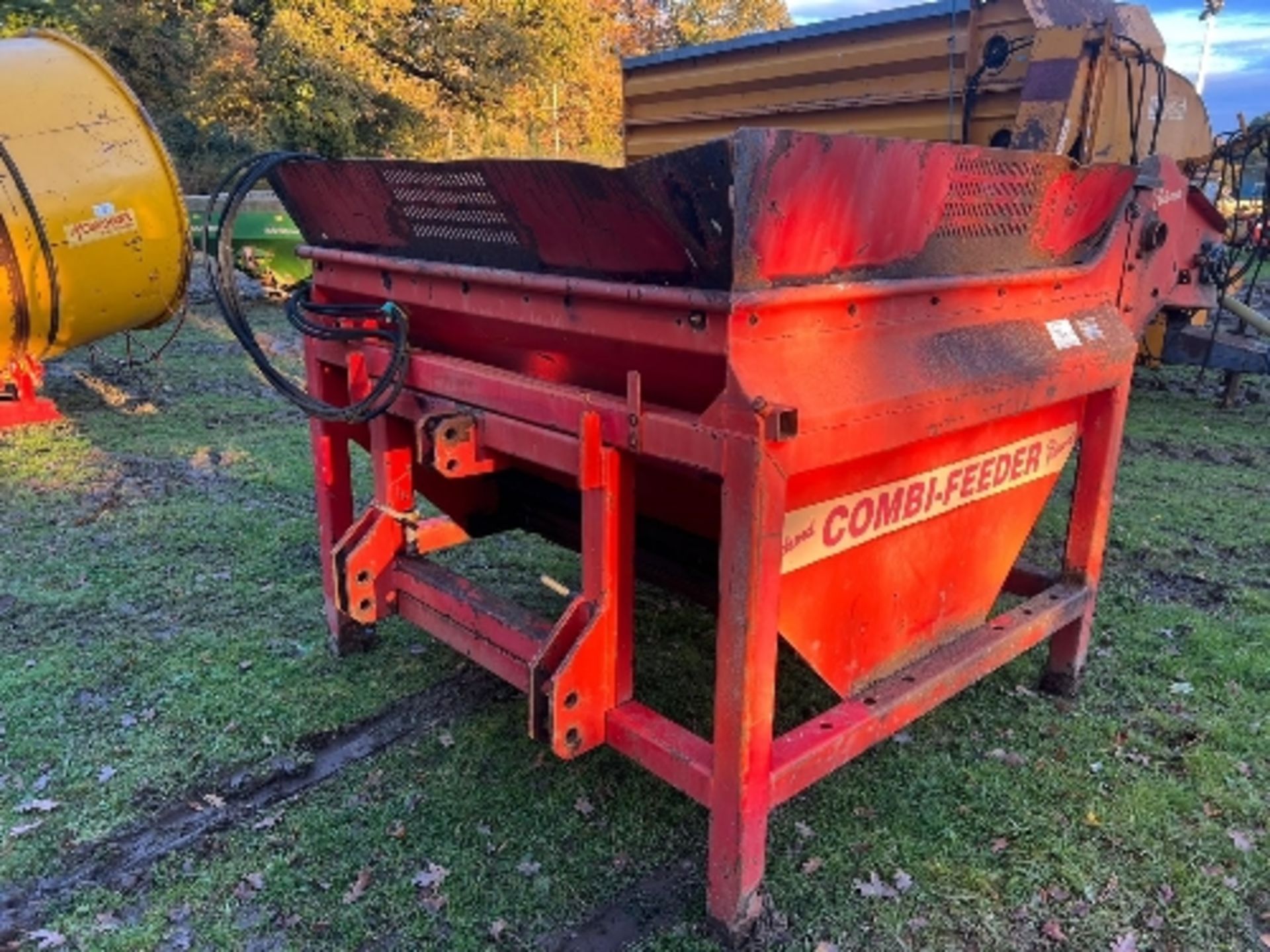 Combi feeder bale shredder