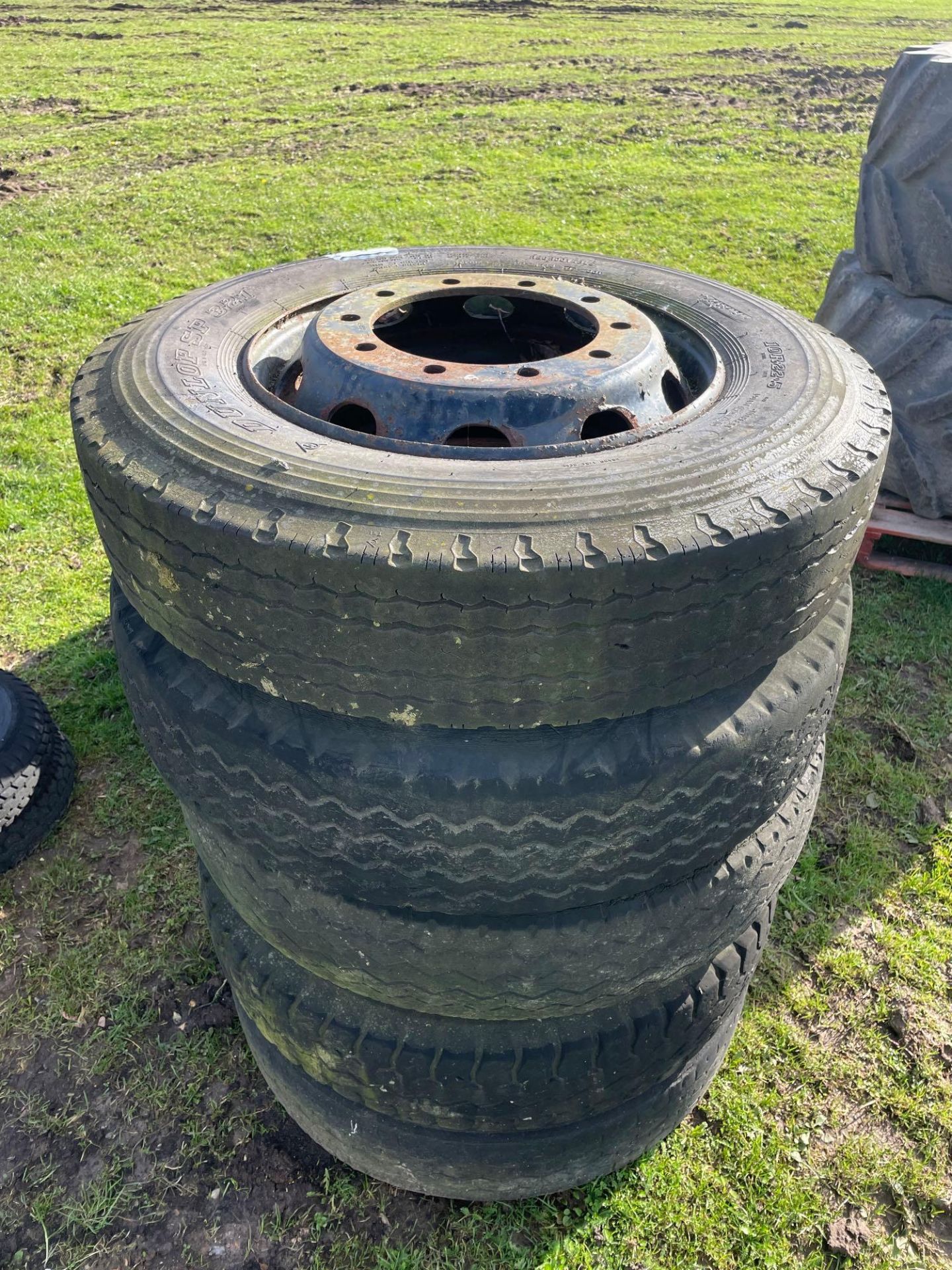 4 10R22.5 10 stud wheels and tyres - Image 2 of 6