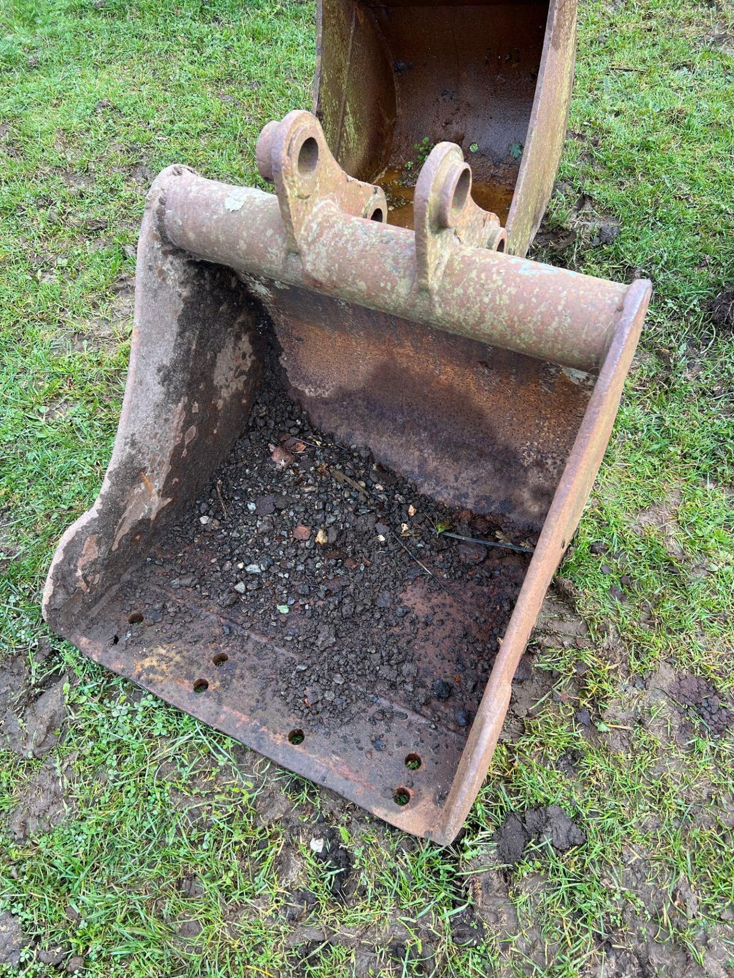 Excavator bucket 24in 40mm pins