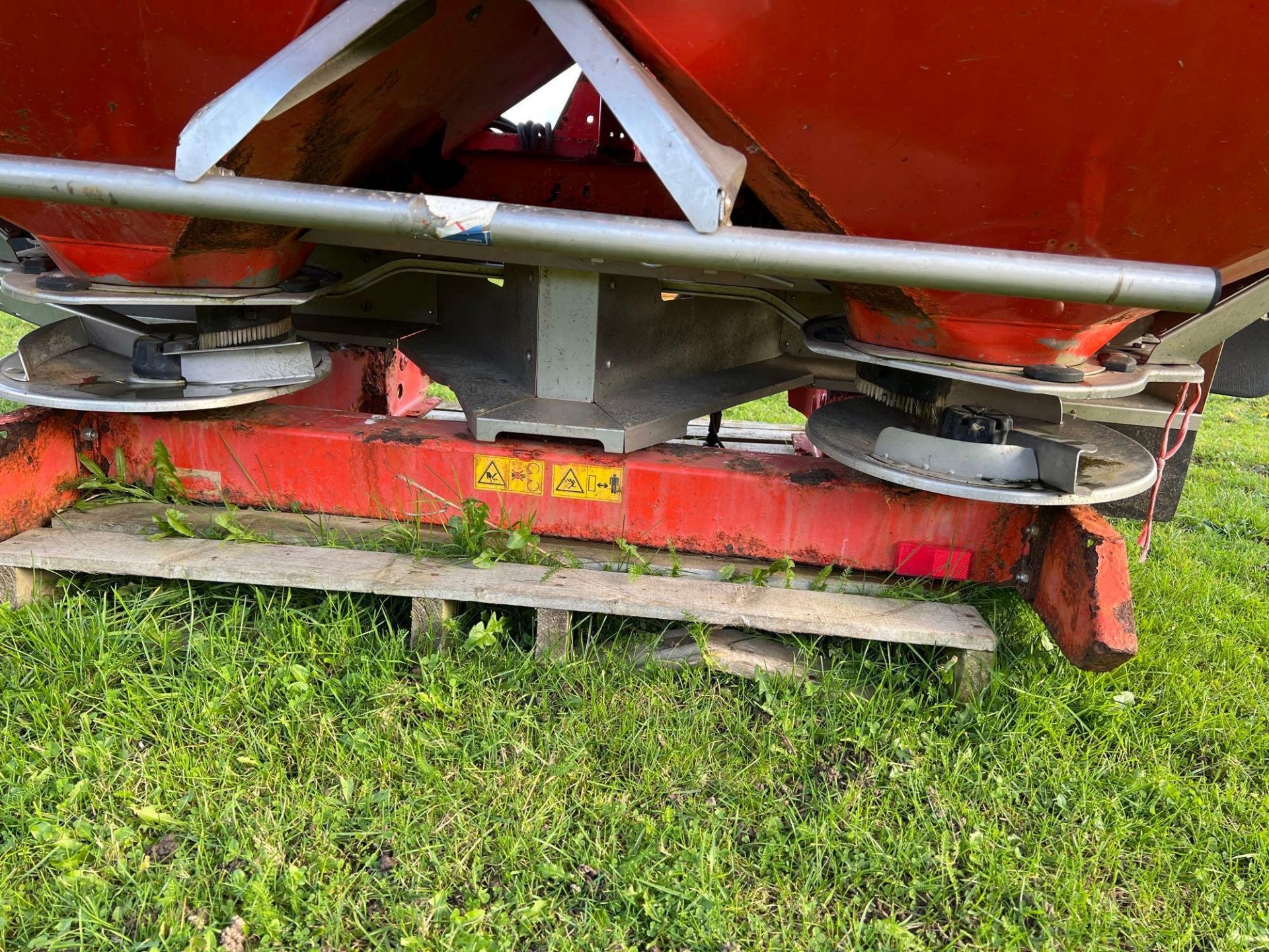 Kuhn Axis 30.1 fertiliser spinner - Image 3 of 5