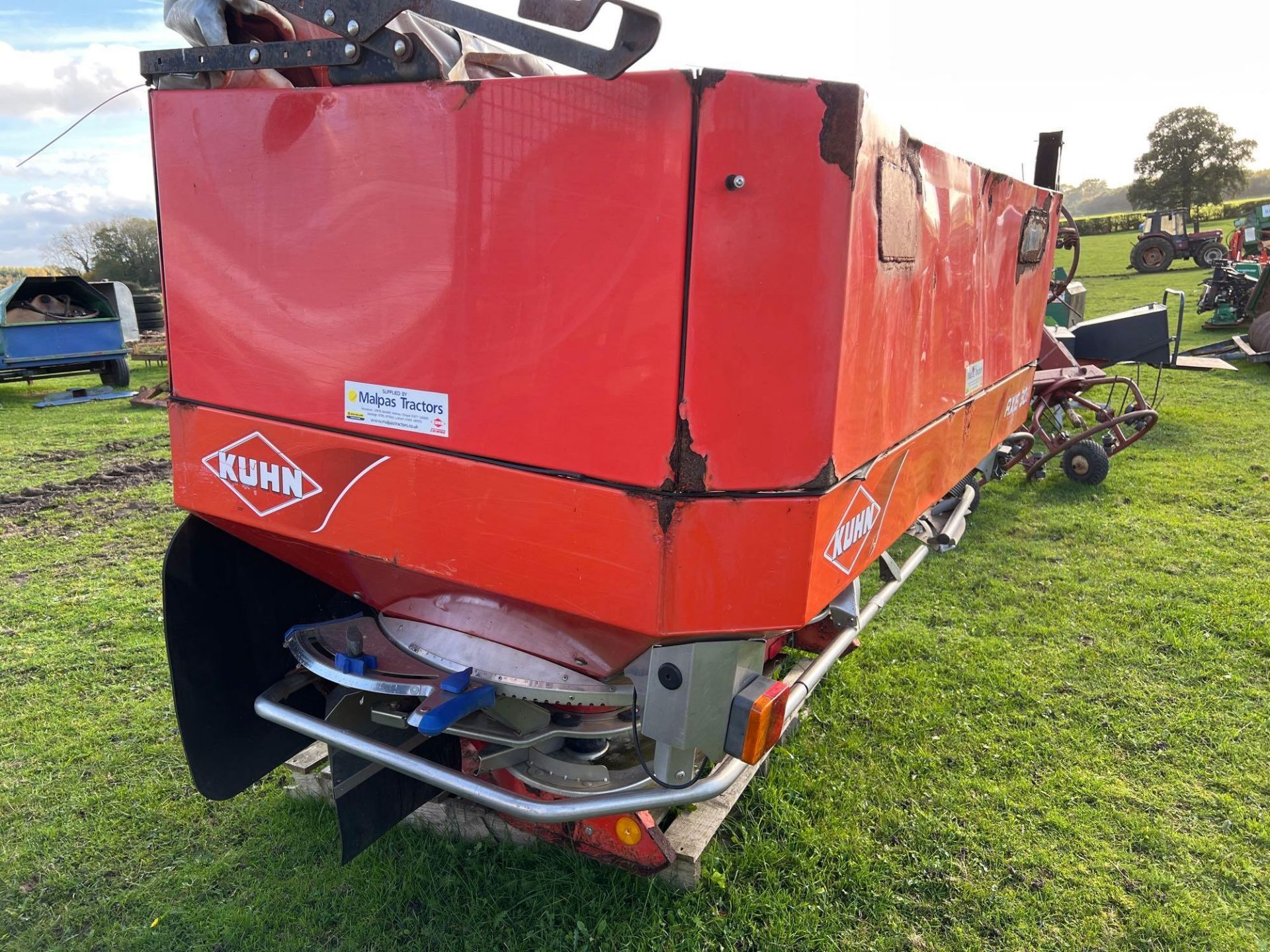 Kuhn Axis 30.1 fertiliser spinner - Image 5 of 5