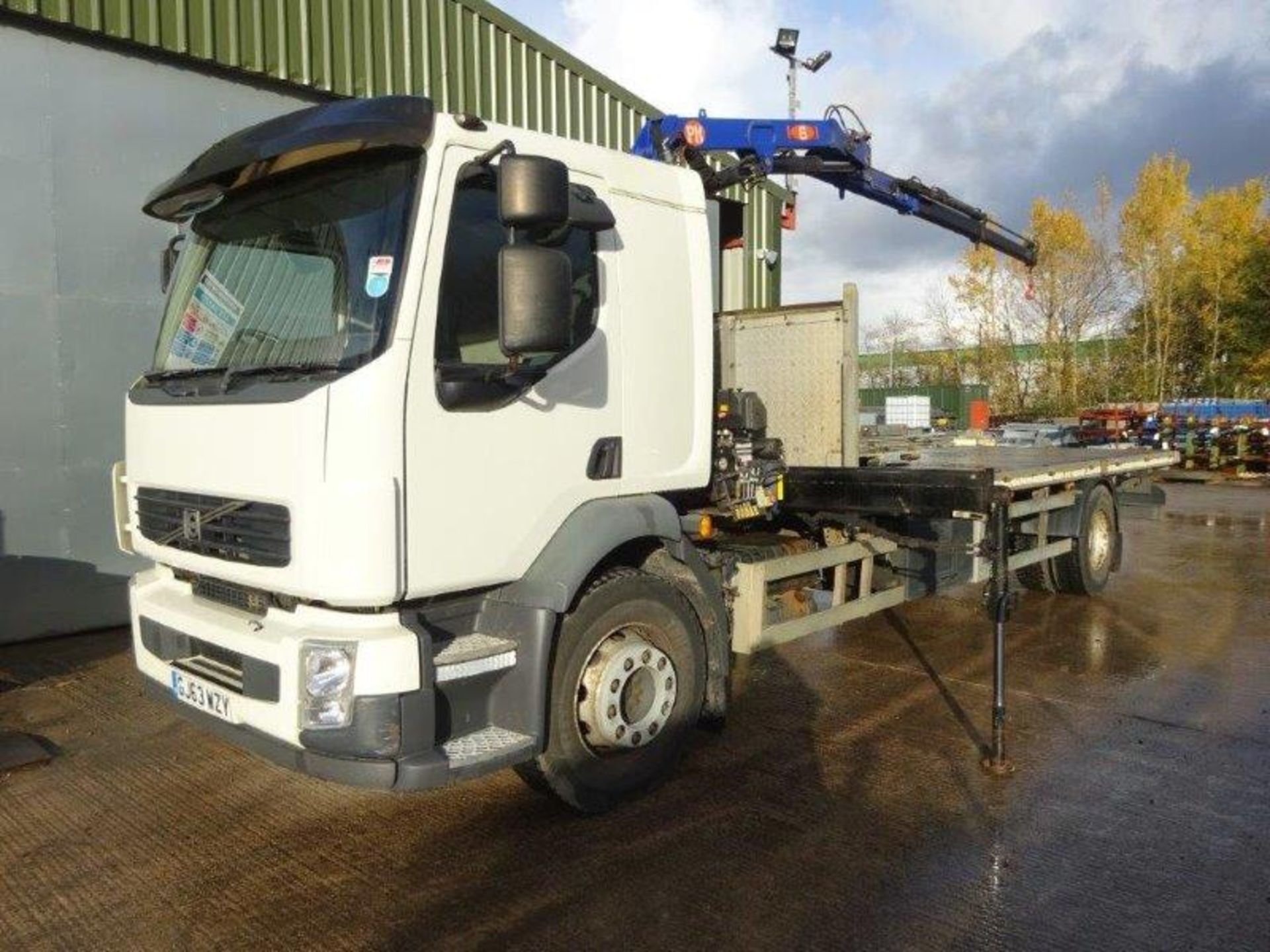 Volvo FL240 Auto, Dropside Flat 23.5ft with a 2017 PM 6022 Crane mounted