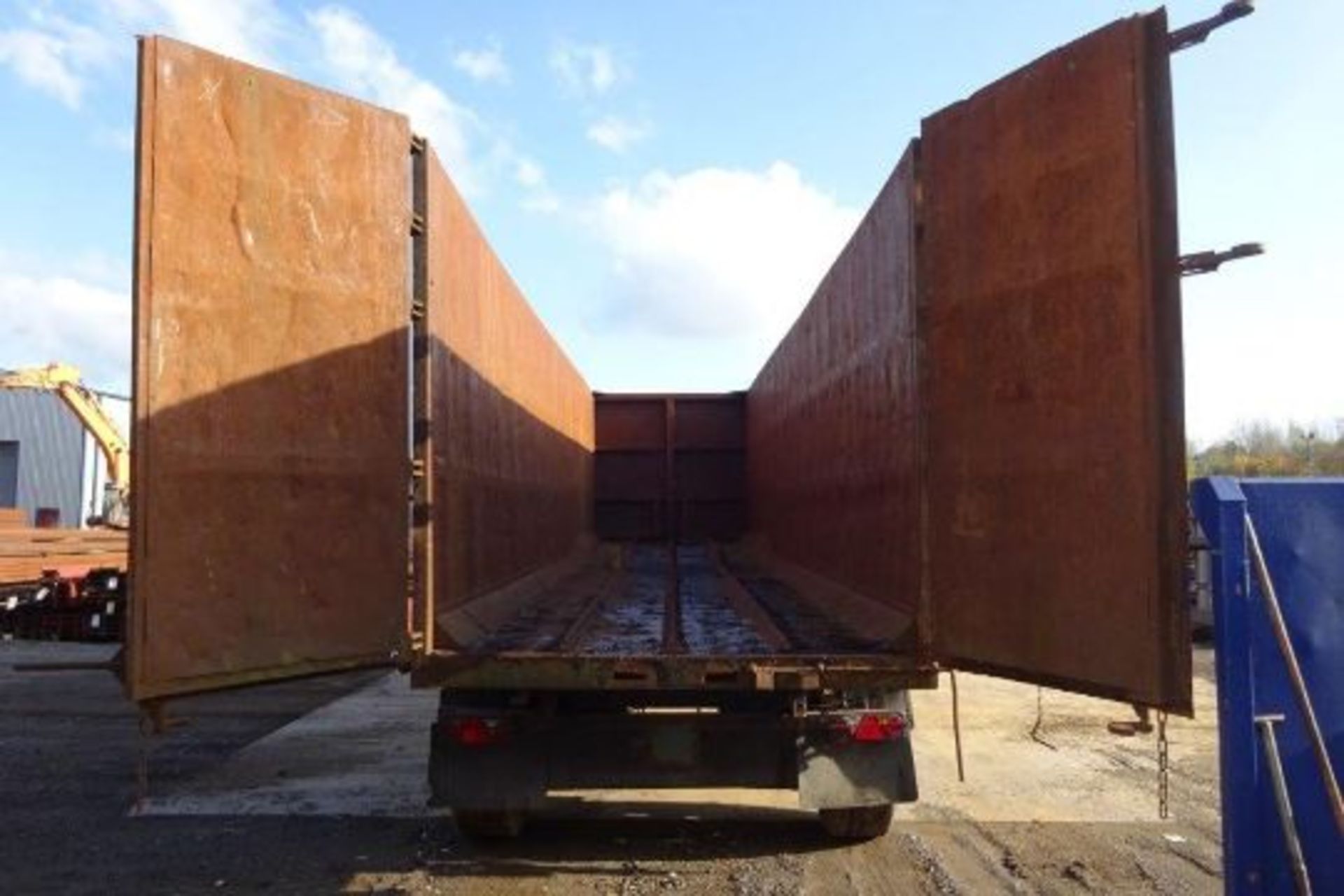 Swan Step Frame Tri Axle Bulk Tipping Trailer - Image 7 of 10