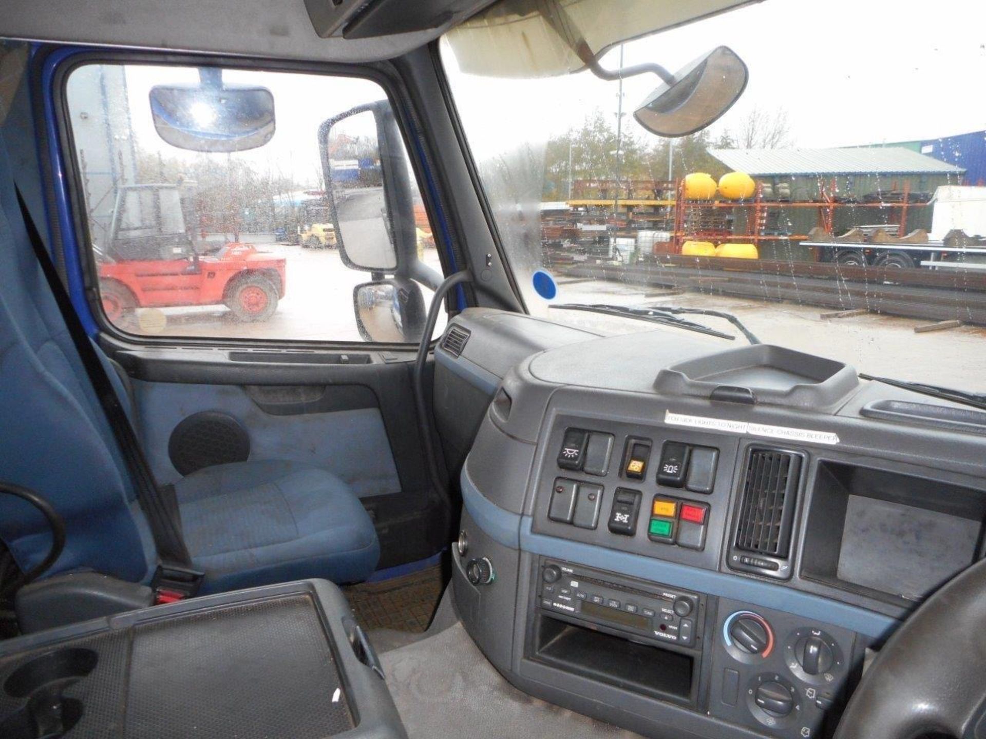 Volvo FM-400 Euro 3 Rigid, with Volvo Edbro ro/ro - Image 13 of 16