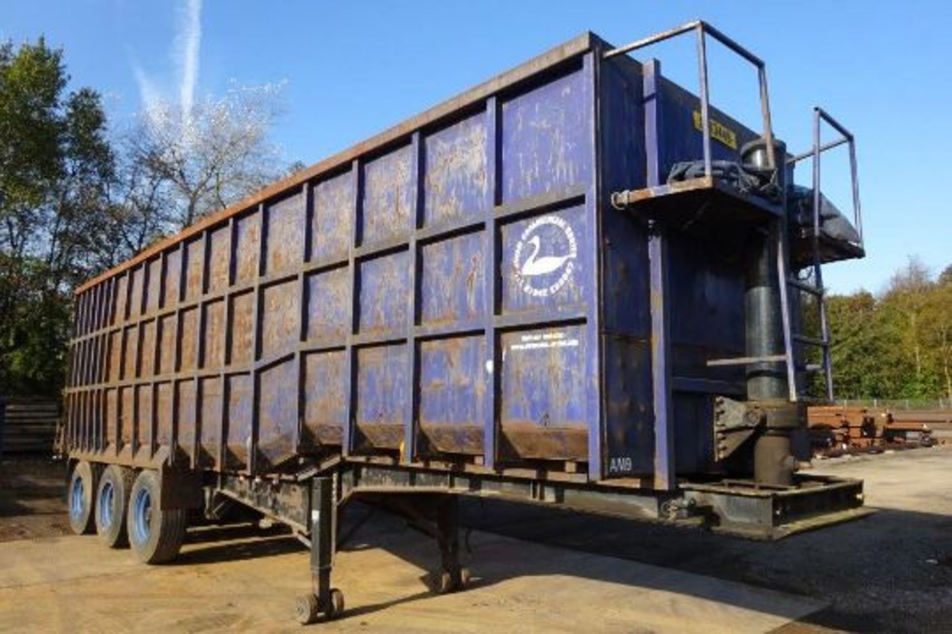 Swan Step Frame Tri Axle Bulk Tipping Trailer - Image 3 of 10