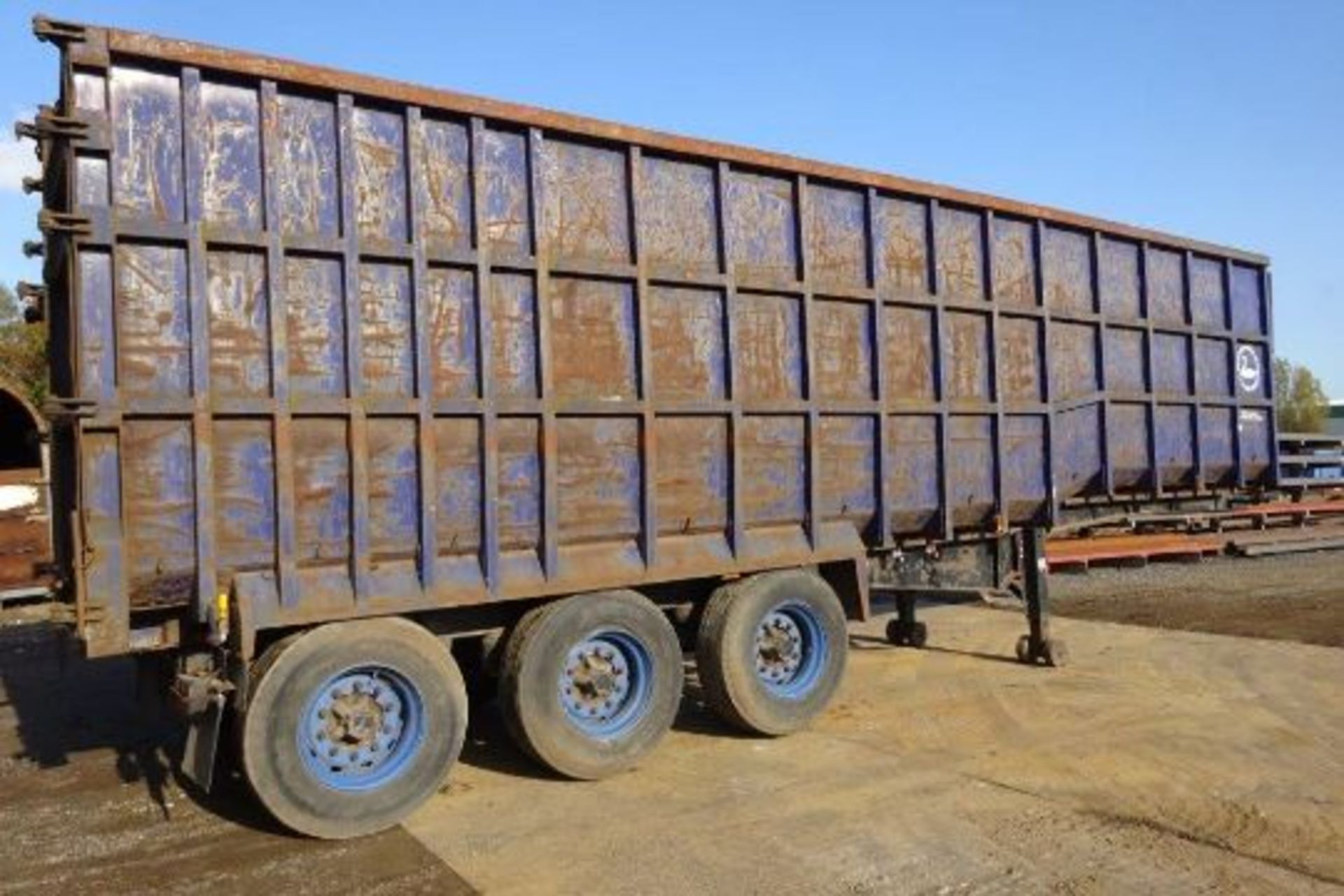 Swan Step Frame Tri Axle Bulk Tipping Trailer - Image 4 of 10