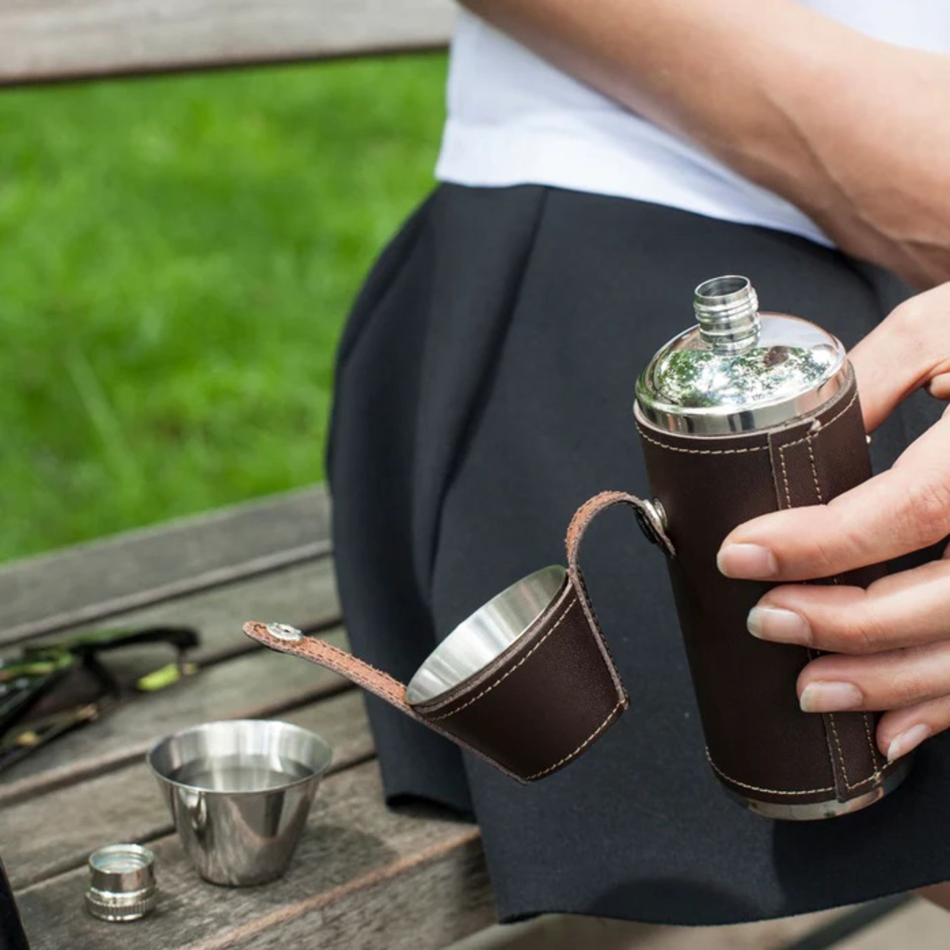 2 x Kikkerland 8oz Leather Clad Camping Flask Sets With Drinking Shot Cups - New Stock - RRP £60 - Image 5 of 5