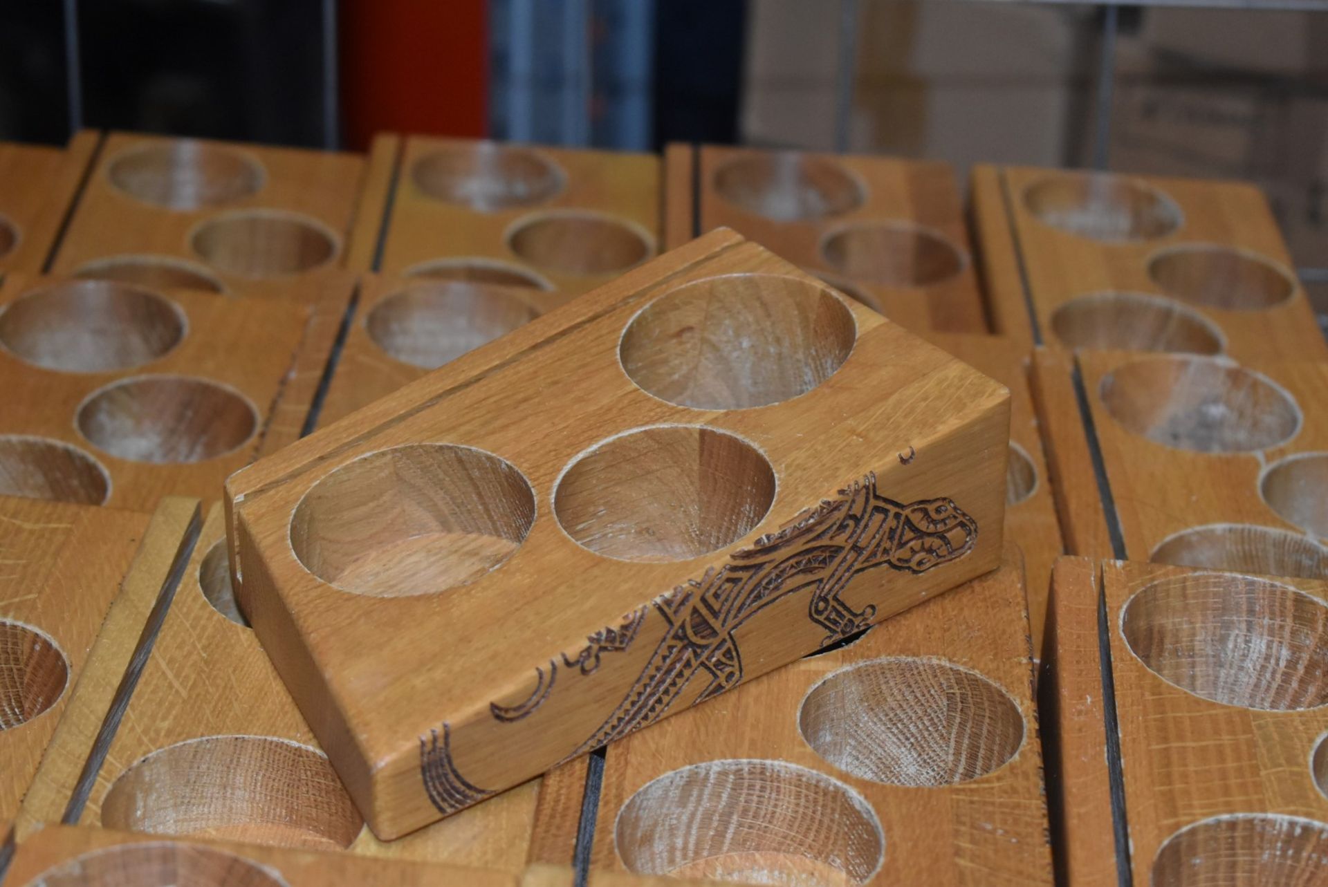 25 x Wooden Salt and Pepper Menu Holders - Features Lizard Engraving - Size: 19 x 11 cms - Image 4 of 6