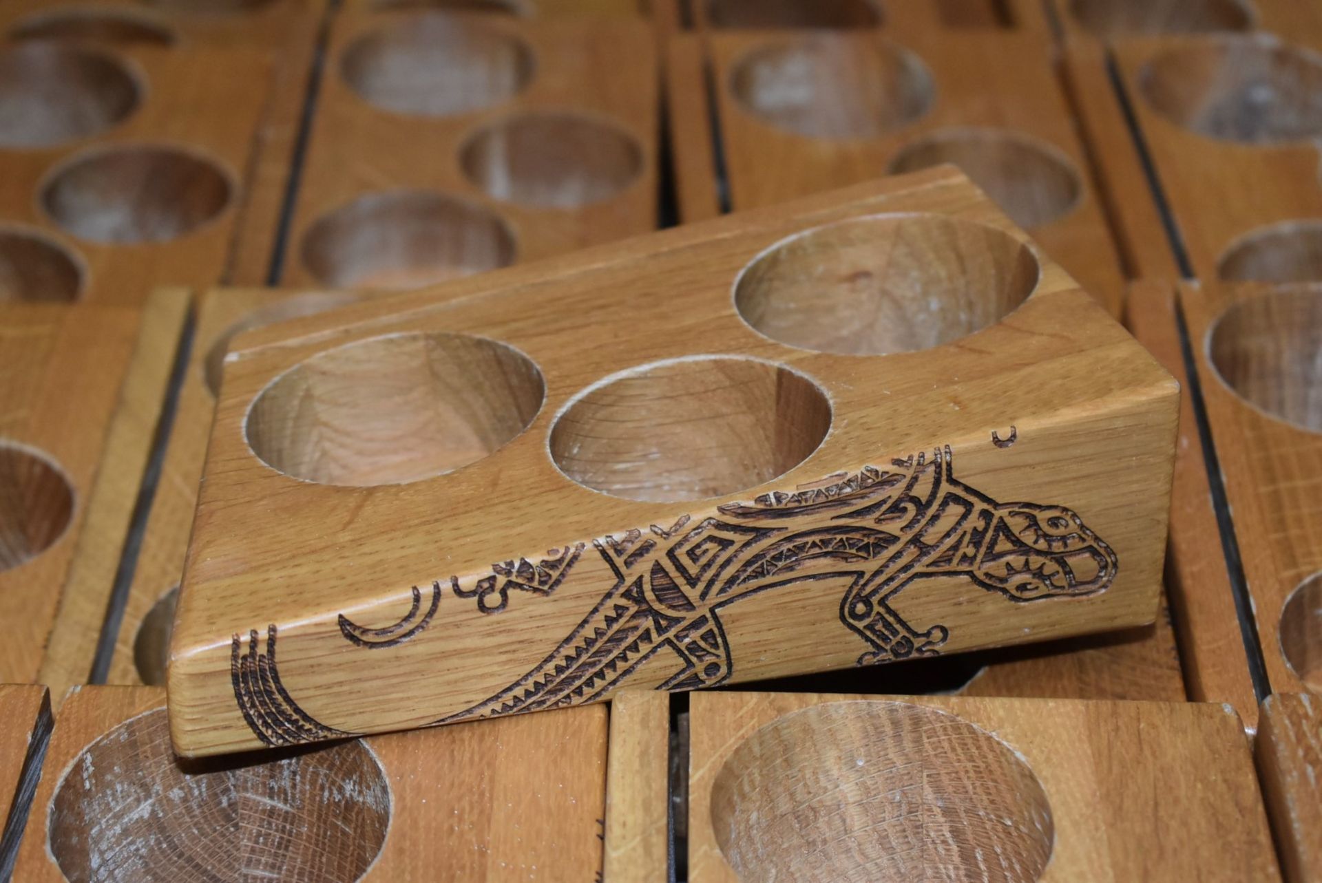 25 x Wooden Salt and Pepper Menu Holders - Features Lizard Engraving - Size: 19 x 11 cms - Image 5 of 6