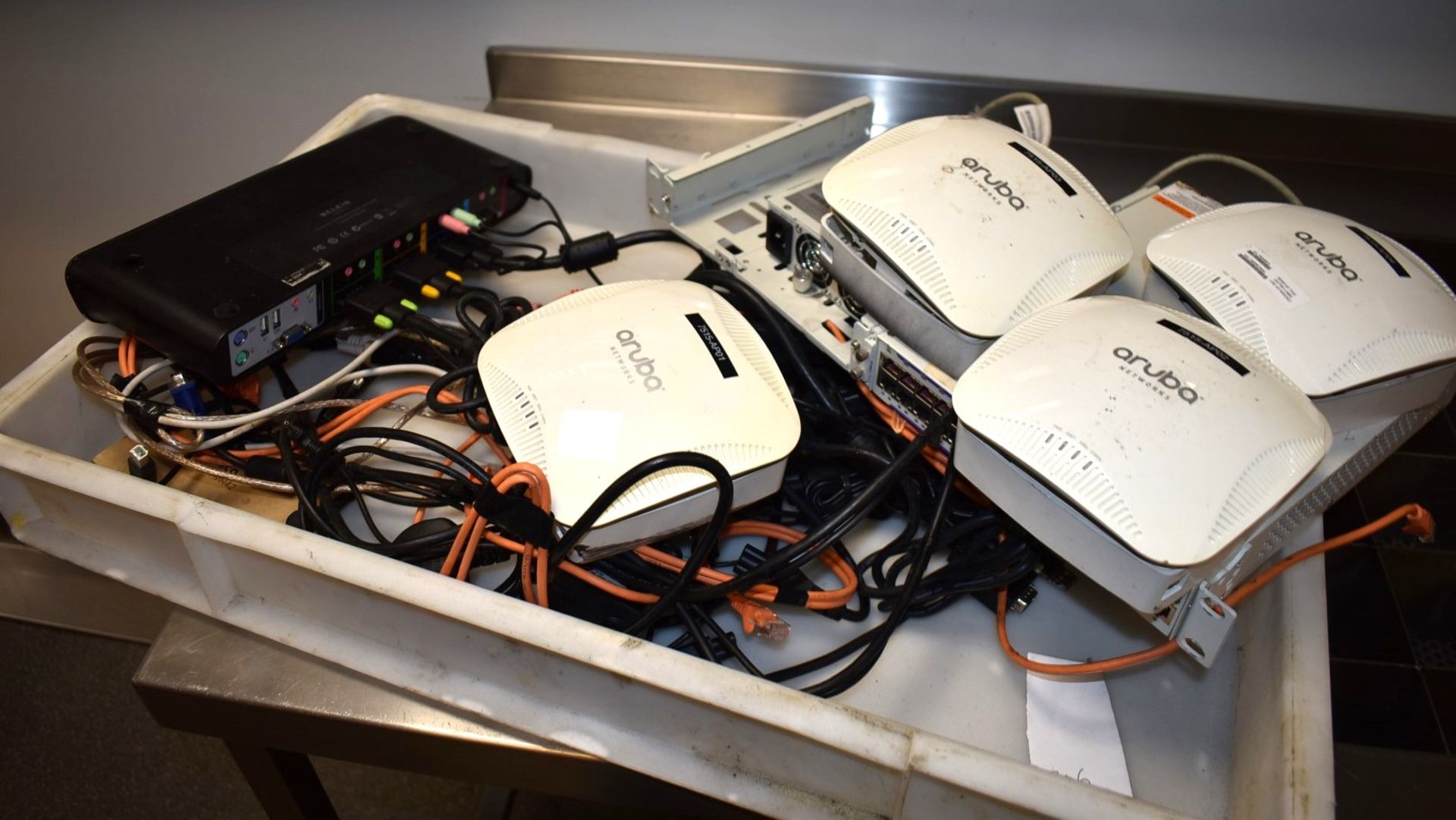 1 x Collection of IT Equipment - Aruba 205 Wireless Access Points, Belkin KVM, Network Switch & More - Image 7 of 10