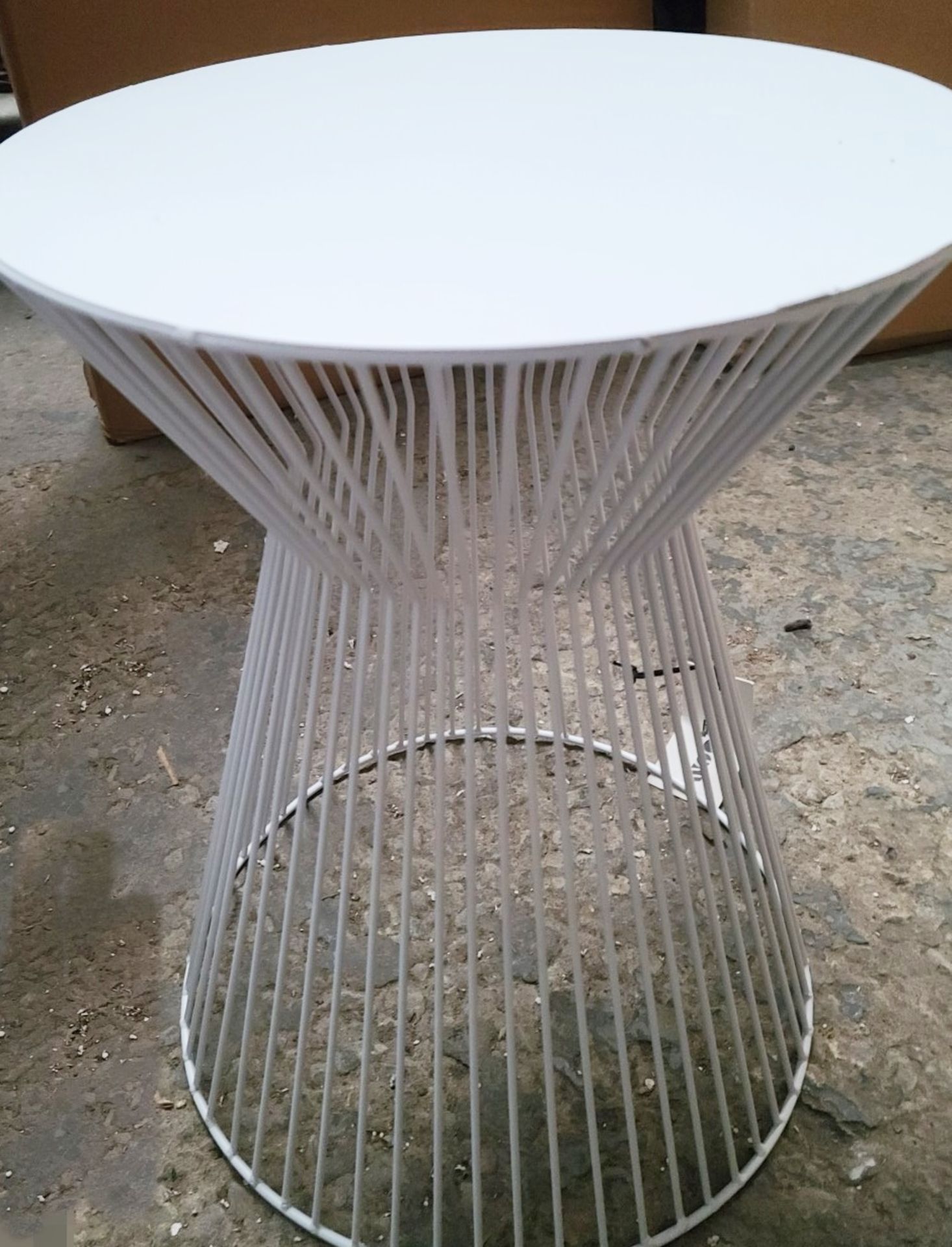 1 x WOOODS 'Suus' Slim And Lightweight White Side Wire Table In Powder Coating H:46cm - Image 2 of 5