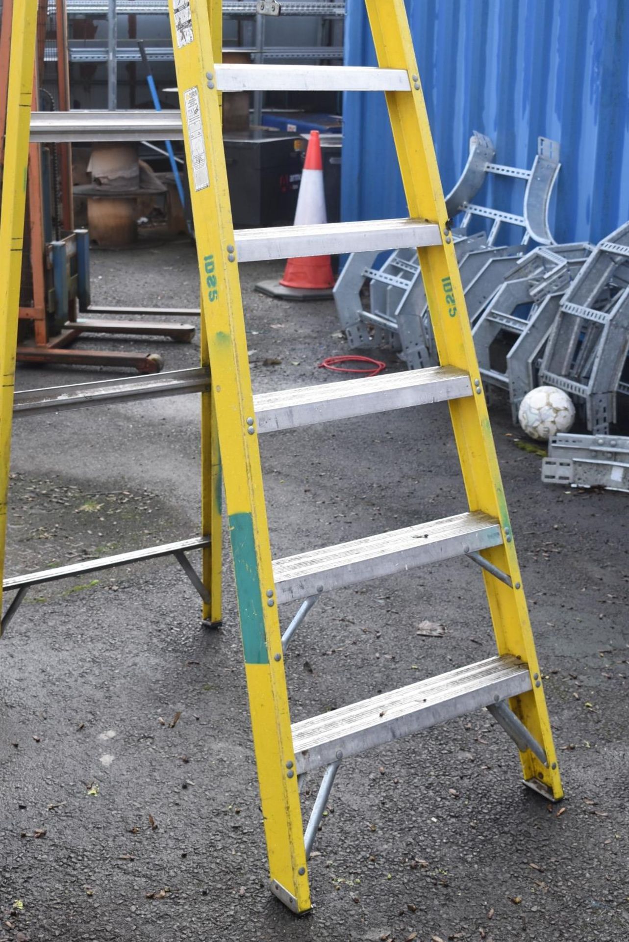 1 x Fibreglass Site Ladder With 9 Treads - Suitable For Working Around Thermal or Electrical Dangers - Image 7 of 9