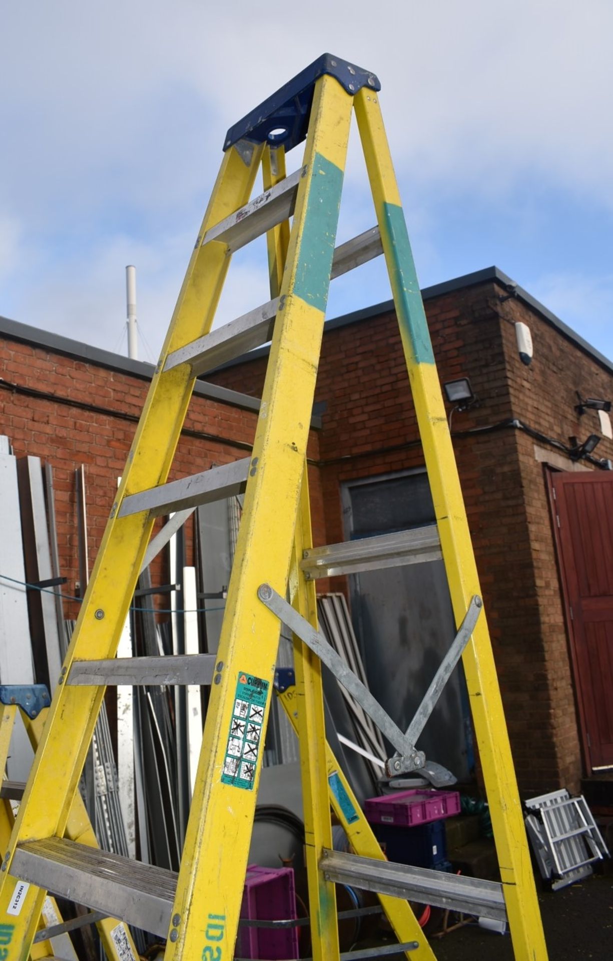 1 x Fibreglass Site Ladder With 9 Treads - Suitable For Working Around Thermal or Electrical Dangers - Image 2 of 9