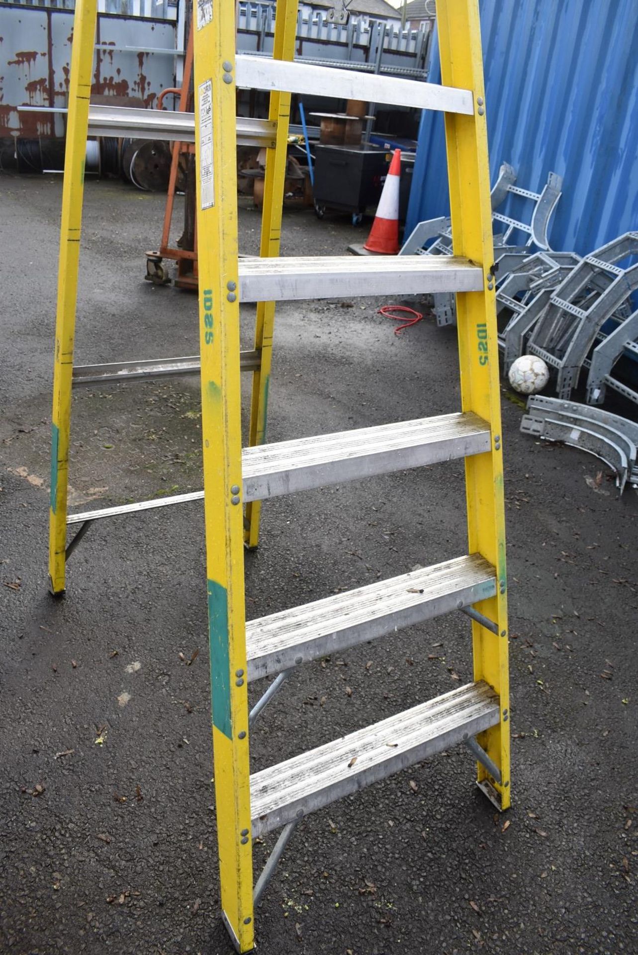 1 x Fibreglass Site Ladder With 9 Treads - Suitable For Working Around Thermal or Electrical Dangers - Image 6 of 9