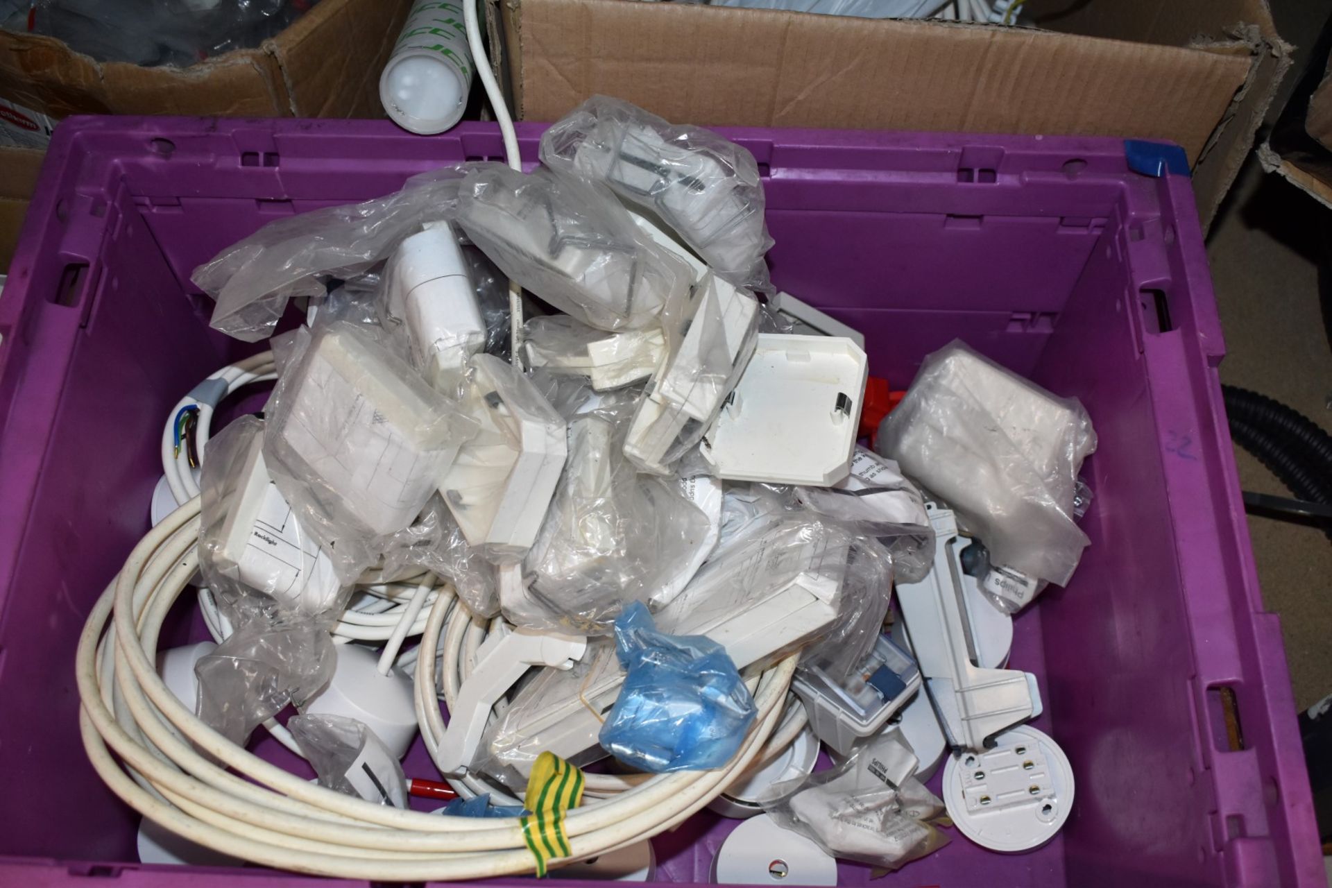1 x Assorted Job Lot - Cable Glands, Light Suspension Kits, Saddles, Ceiling Roses, Cables, Sockets - Image 24 of 27