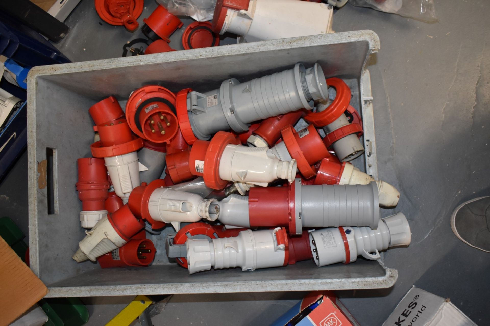 4 x Linbins With Contents - Includes Large Quantity of Industrial 3 Phase Plugs / Sockets - Image 10 of 17