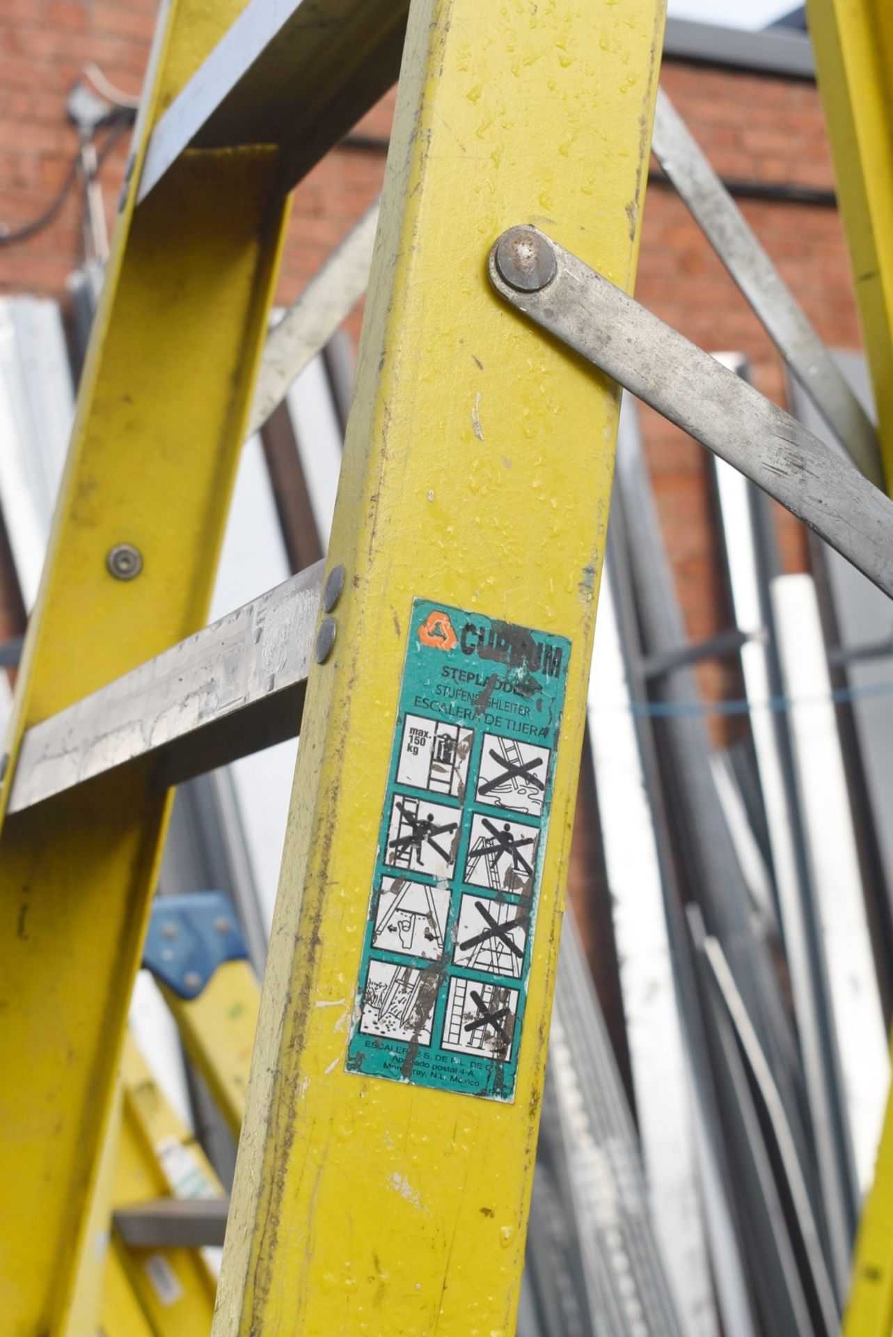1 x Fibreglass Site Ladder With 9 Treads - Suitable For Working Around Thermal or Electrical Dangers - Image 3 of 9