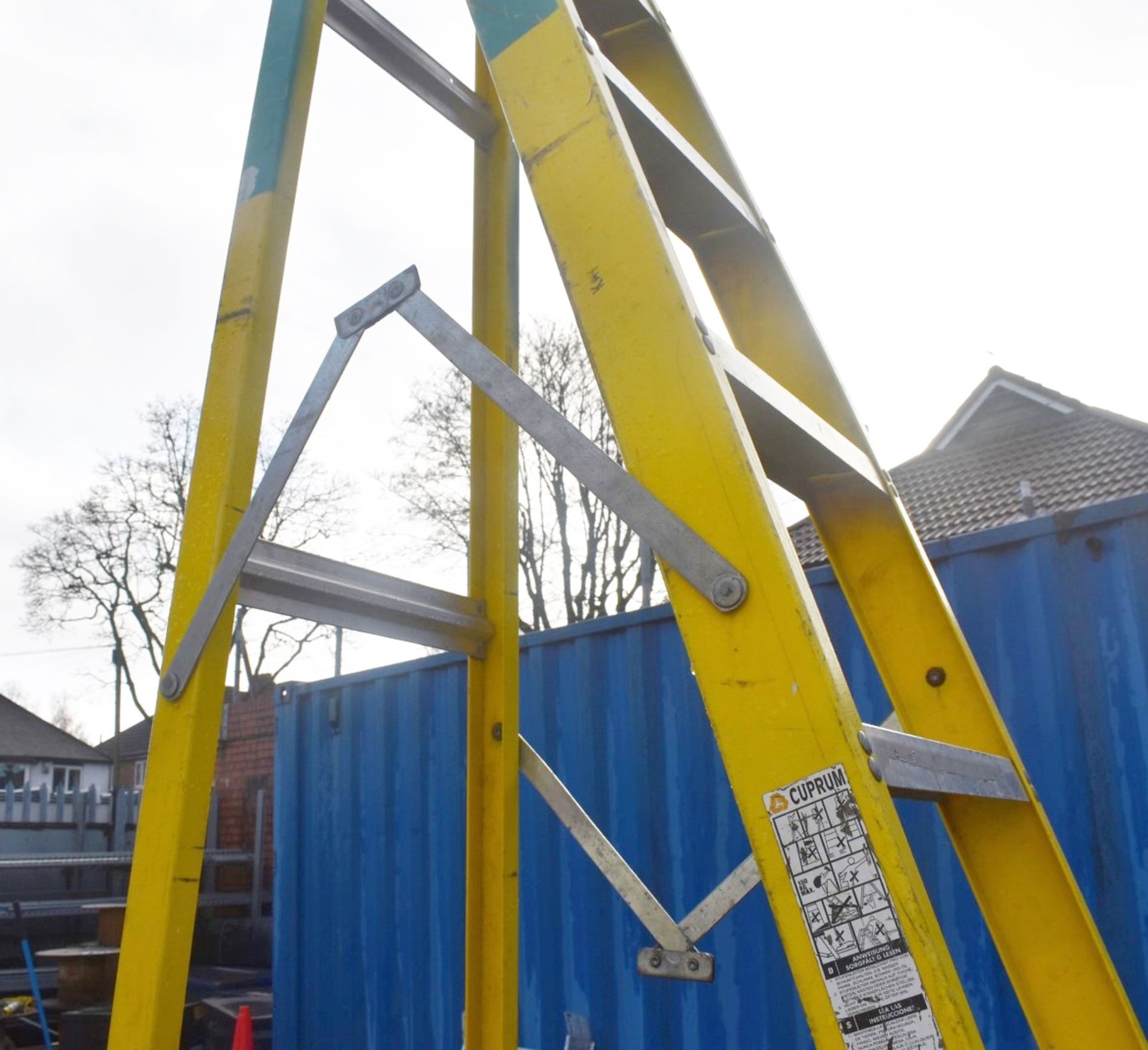 1 x Fibreglass Site Ladder With 9 Treads - Suitable For Working Around Thermal or Electrical Dangers - Image 4 of 9