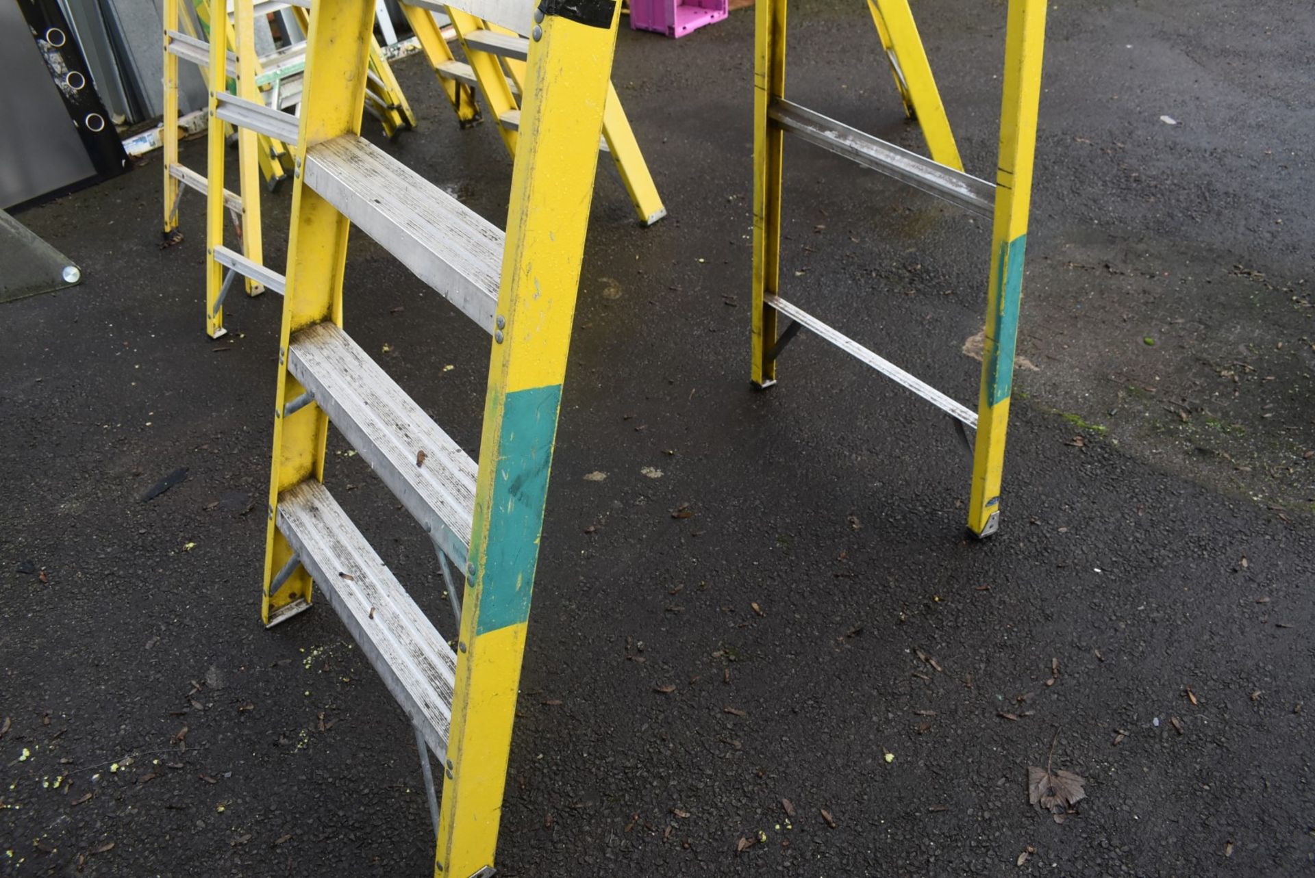 1 x Fibreglass Site Ladder With 9 Treads - Suitable For Working Around Thermal or Electrical Dangers - Image 9 of 9
