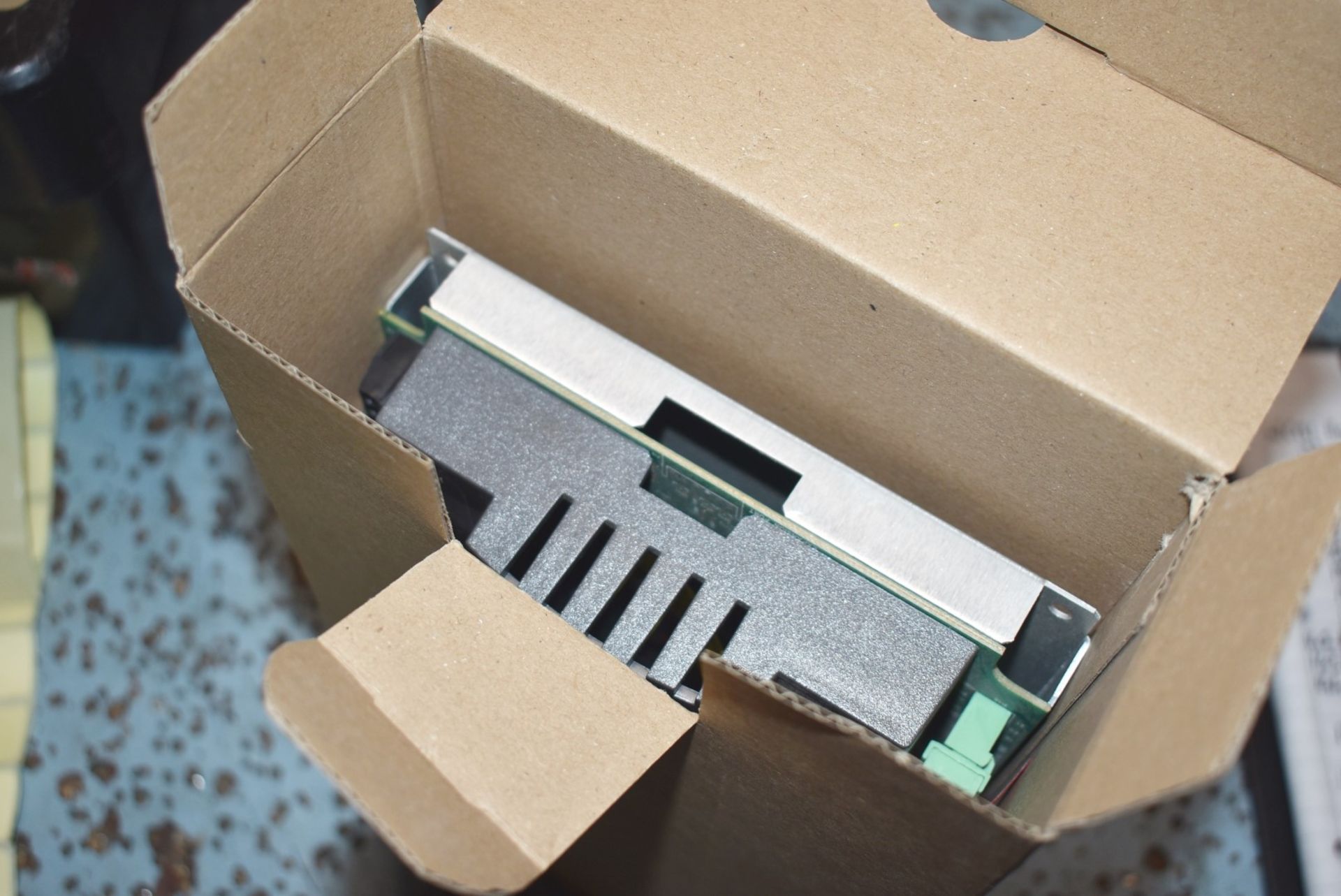 1 x Schneider Electric Andover Continuum i2800 Series Zone Controller - Unused Boxed Stock - Image 6 of 7