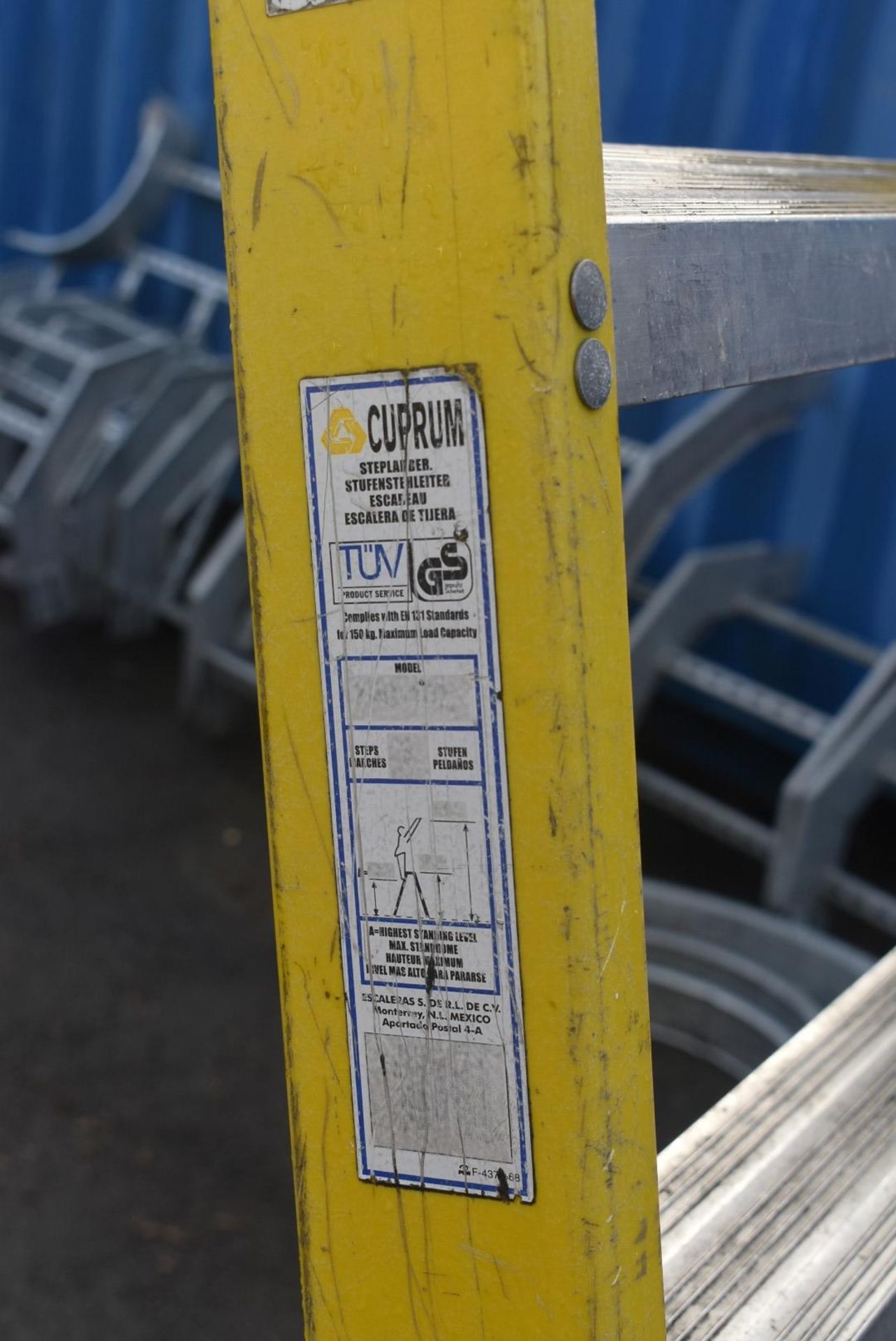 1 x Fibreglass Site Ladder With 9 Treads - Suitable For Working Around Thermal or Electrical Dangers - Image 5 of 9