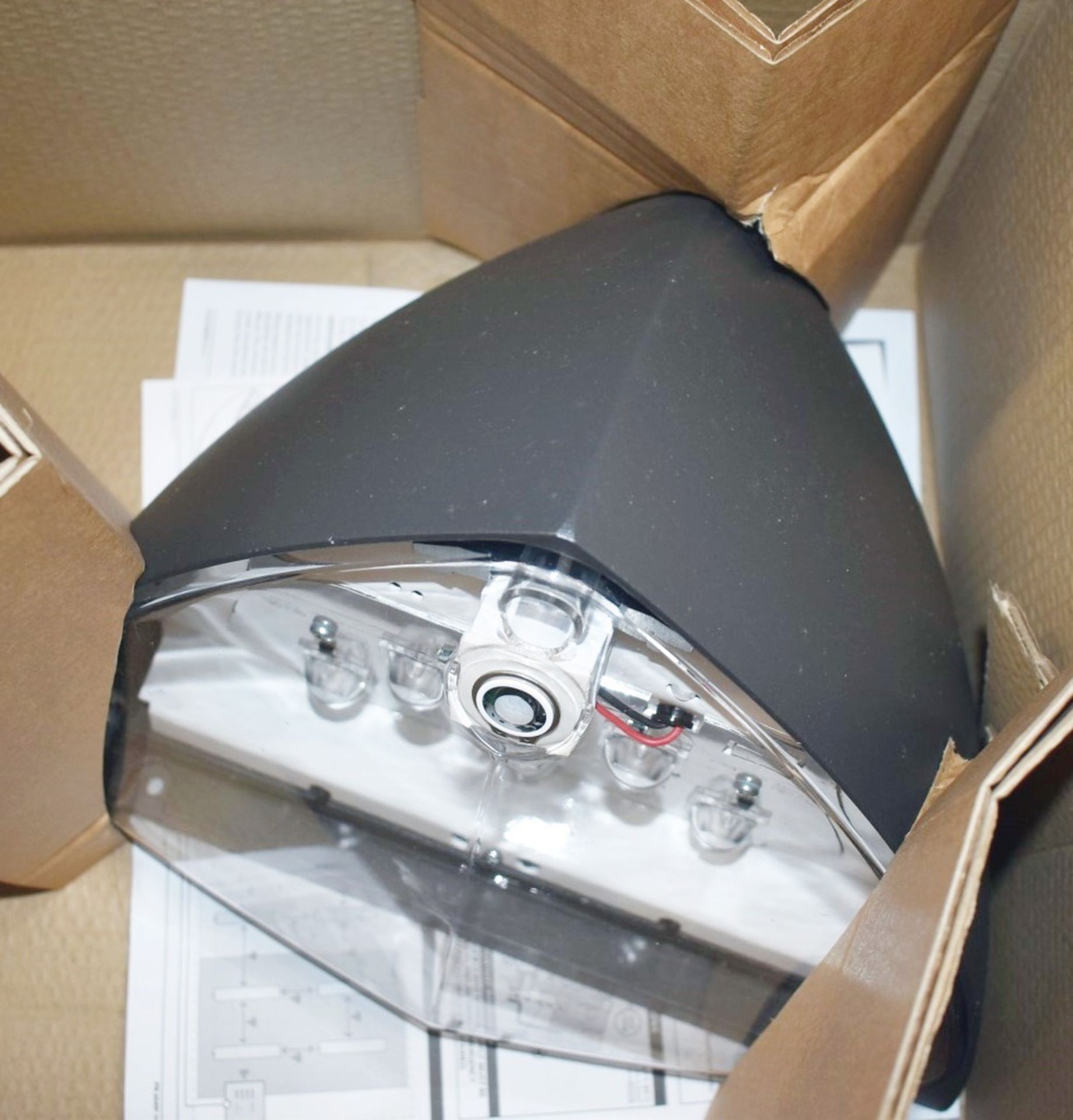 2 x Thorlux Realta Wall Mounted Luminaires Lights - Ref: TBC - CL816 - Location: Birmingham, B45 - Image 3 of 6