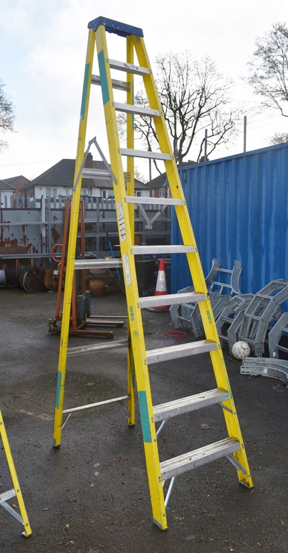 1 x Fibreglass Site Ladder With 9 Treads - Suitable For Working Around Thermal or Electrical Dangers - Image 8 of 9