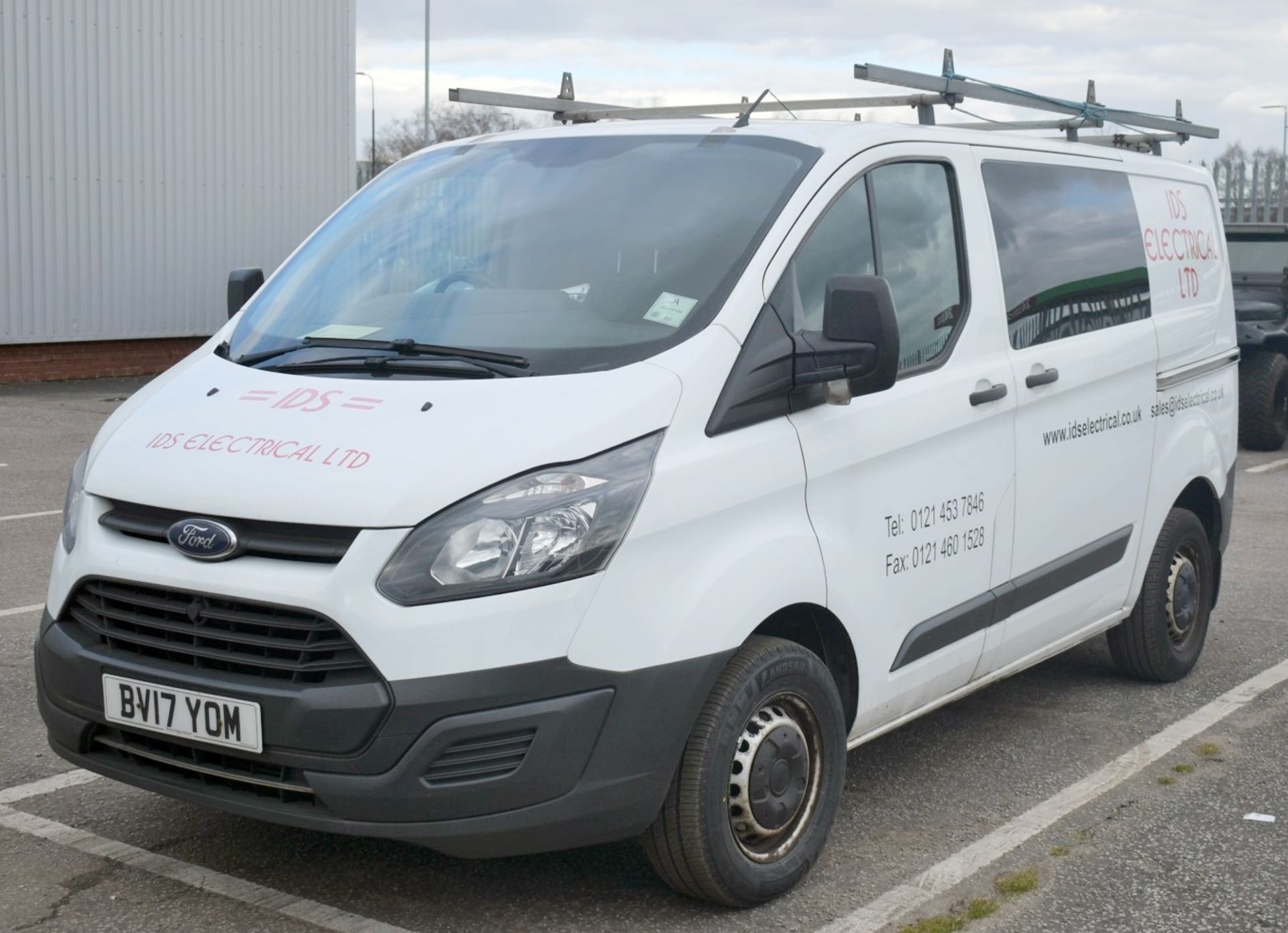 1 x Ford Transit 5 Seat Crew Van - Year 2017 - 12 Months MOT - Includes V5 and Key - Image 2 of 34