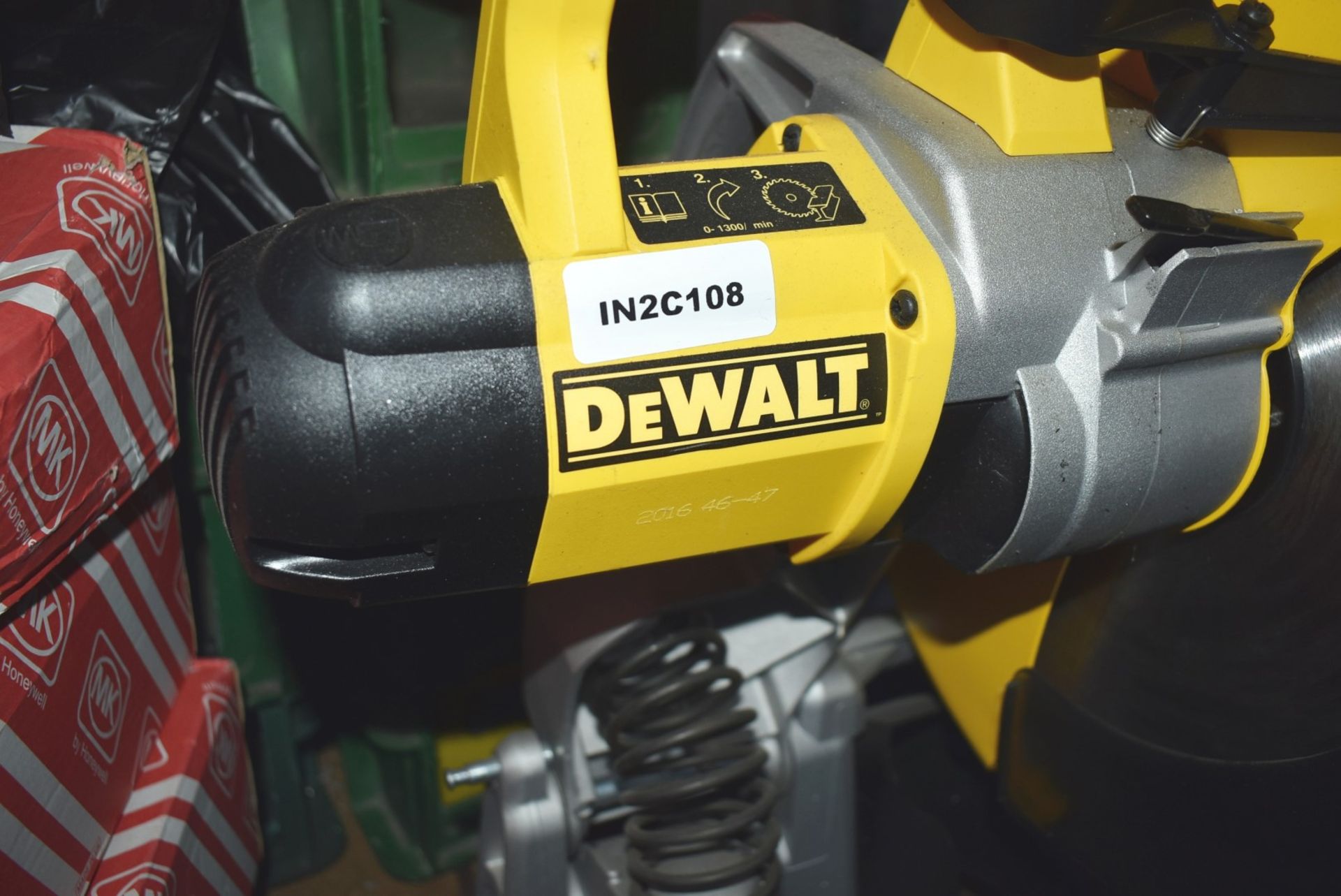 1 x Dewalt 110v Electrical METAL CUTTING CHOP SAW - Bench Mounted - RRP £459.99 - Model DW872L-XW - Image 5 of 5