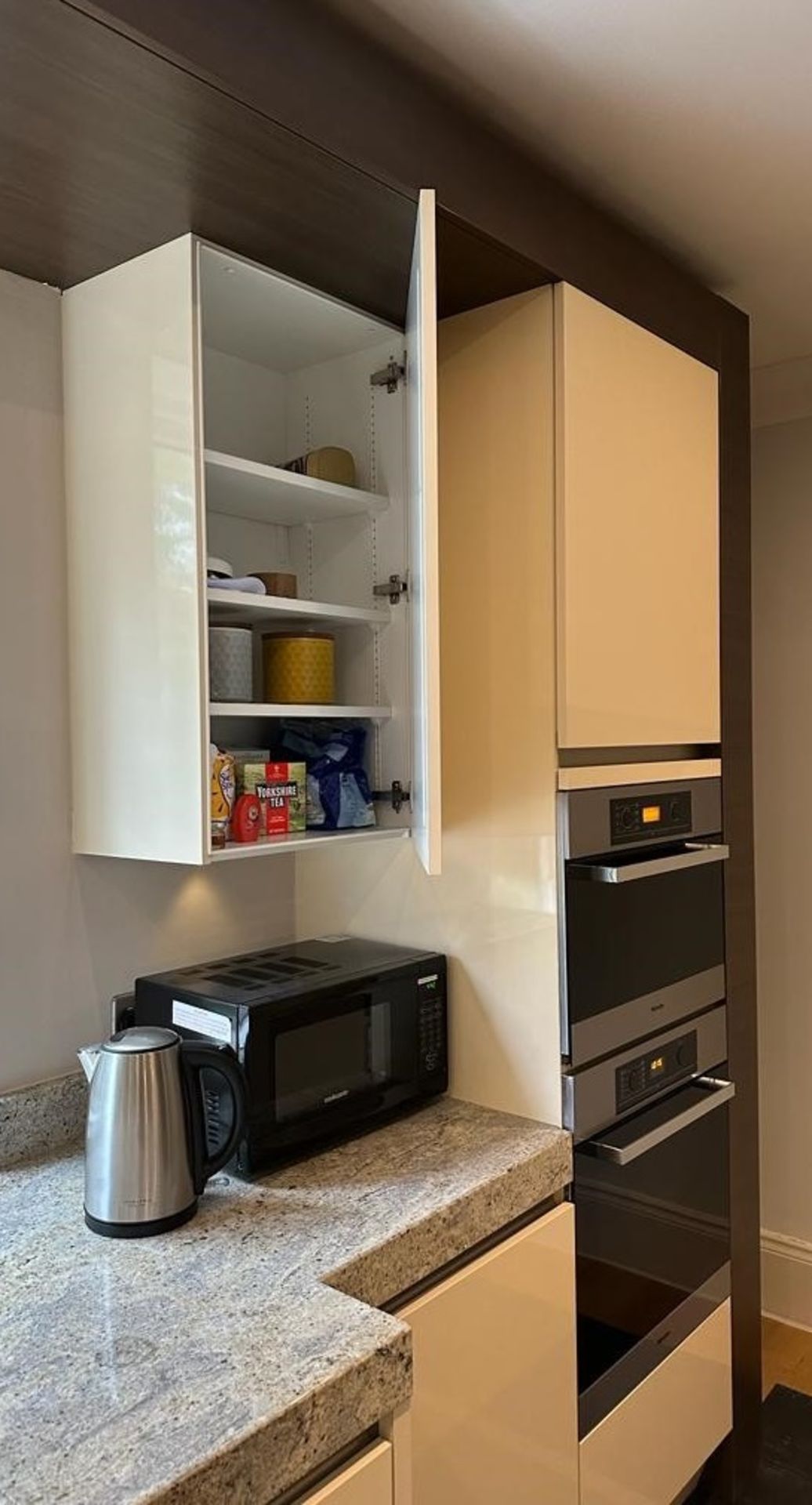 1 x Stunning SIEMATIC Luxury Fitted Handleless Kitchen In Cream, With Marble - Image 13 of 41